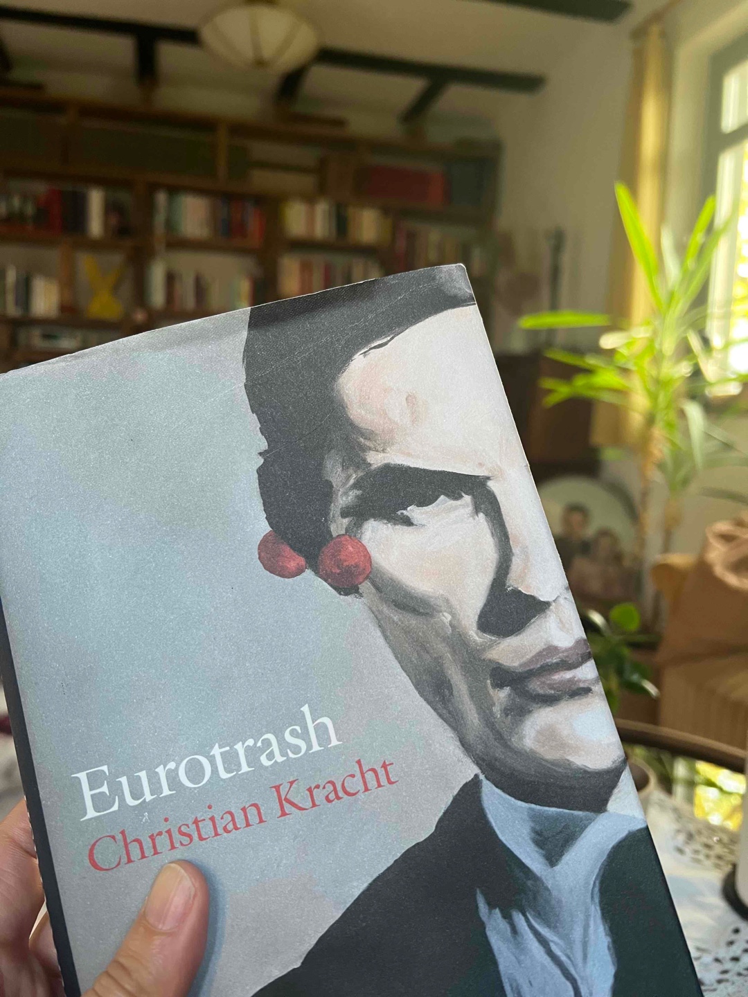Die Mutter hat einen guten Humor. Ansonsten fand ich die interessanten Themen zu kurz angerissen. Gern hätte ich mehr erfahren… . Das war mein erstes Buch von Kracht. Überzeugt hat es mich leider nicht.