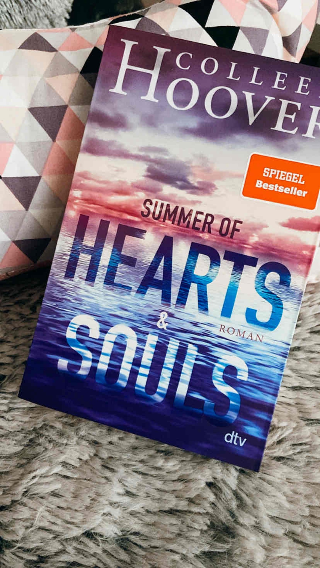 Wow, einfach nur wow. 🥹
So eine tolle Geschichte, so gefühlvoll, so ehrlich!
Ich bin begeistert! 😍
In nur 2 Tagen habe ich dieses tolle Buch gelesen, es ist super für zwischendurch wenn man etwas liebevolles braucht. 🤭