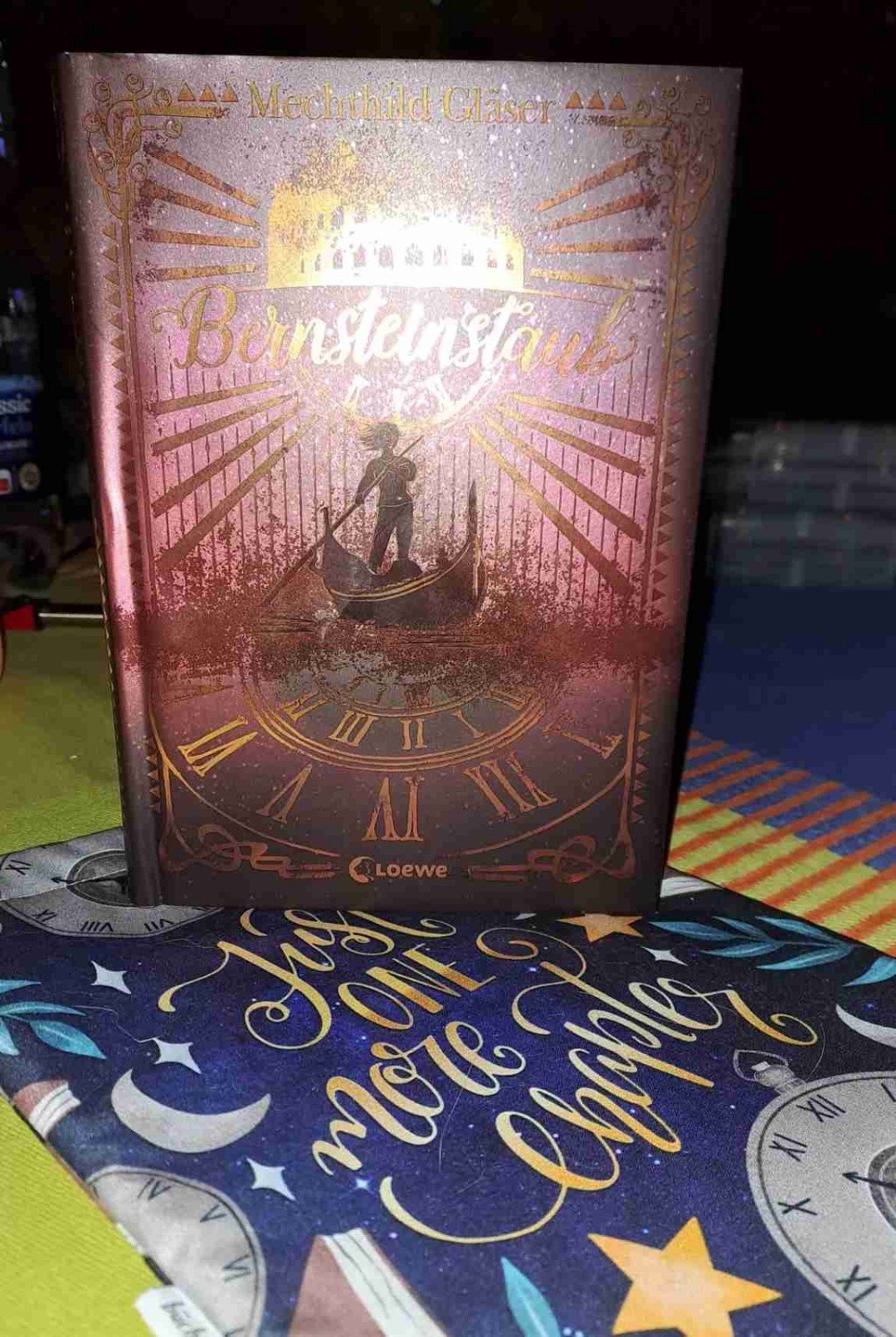 Das Cover ist wirklich eine Augenweide! Und ich mag -eigentlich- den Stil der Autorin sehr!
Man kann das Buch auch echt geschmeidig irgendwo lesen. Unf die Ideen die sie da wohl hatte finde ich für sich genommen auch echt toll. Aber leider leider war es oftmals zu chaotisch für mich, um da tatsächlich so richtig mitgerissen zu werden
