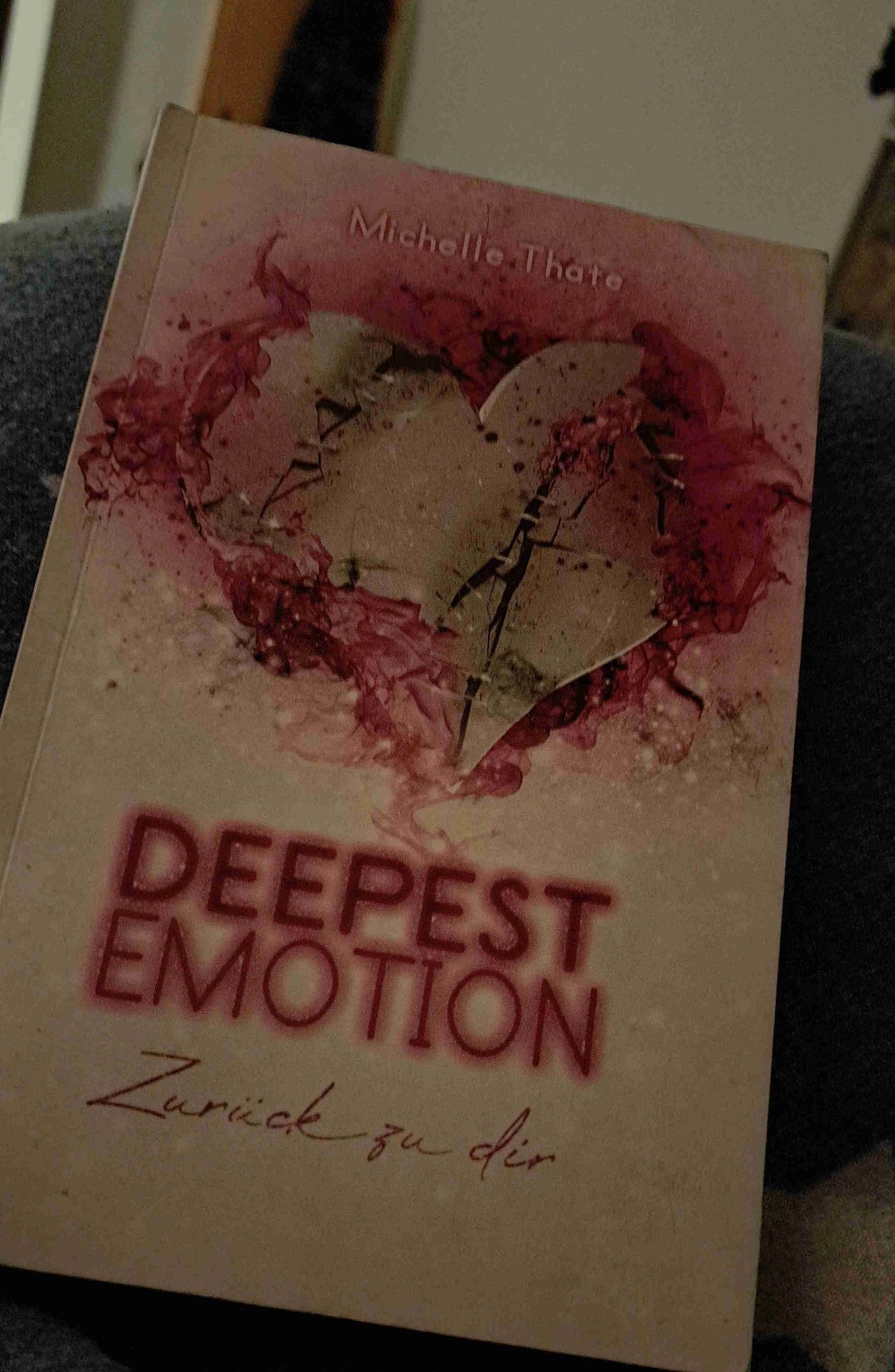 "Wie könnte ich den Moment vergessen, als ich mein Herz an ein kleines, trauriges Mädchen verloren habe? Du hast es mir seither nie wieder zurückgegeben, deshalb musst du mich jetzt auch behalten." ❤️‍🩹