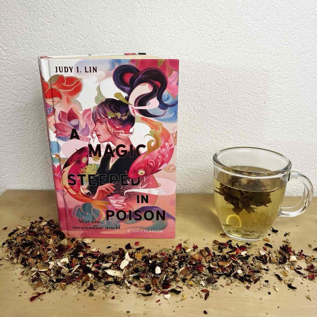 Mit "A Magic Steeped in Poison" bringt Judy I. Lyn frischen Wind ins Tee-, äh Bücherregal. Die Geschichte konnte mich mit seinem asiatischen Flair, einem tollen Setting und viel Tee-Magie verzaubern. Nach einem gemütlichen Start konnte mich die Autorin fesseln und faszinieren.
