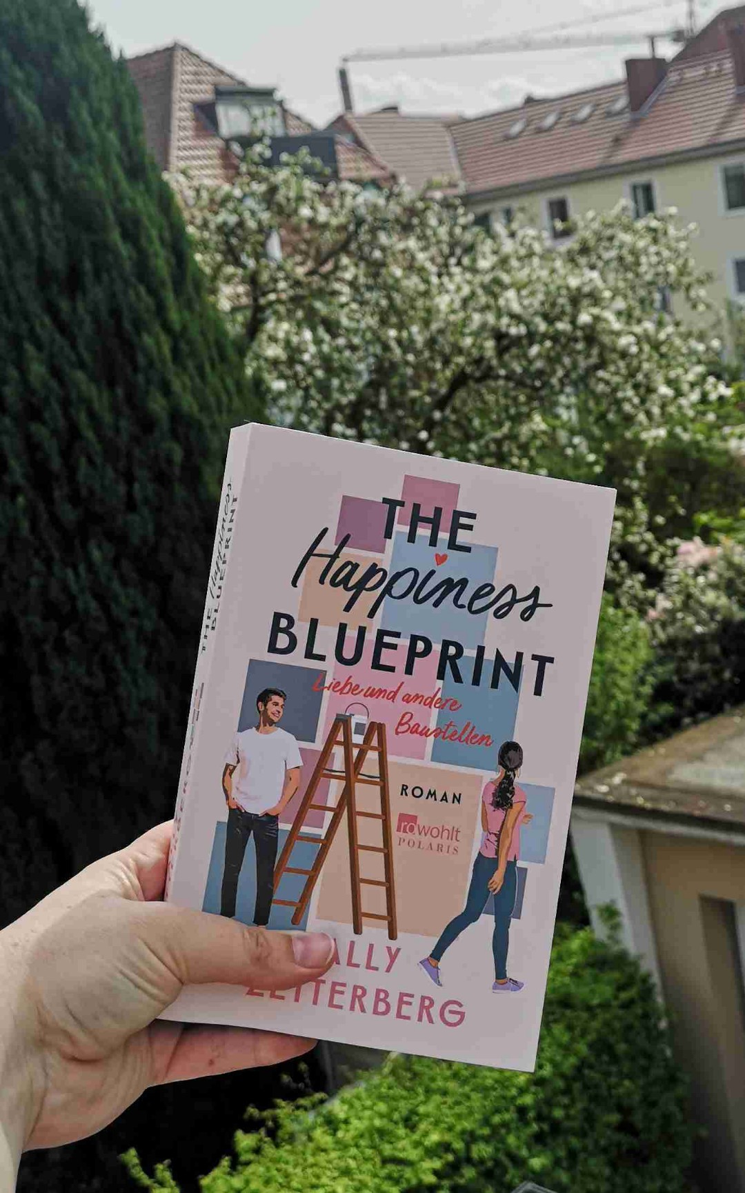 Empfehlung!
Eine so schöne Romcom.
Um es kurz zu beschreiben:
Hygge, emotional, witzig, slow Burn, Einzigartig metaphorisch, schnell und leicht zu lesen.
Das Buch beginnt eher traurig, bedingt einer Krebsdiagnose und deren Notwendigkeit einer Therapie muss Klara aus ihrer geliebten Wahlheimat London zurück nach Malmö.
Trifft da nach einiger Zeit auf Alex, der sich gerade wieder seinem Leben stellt nachdem die Depressionen ihn viel zu lange die fröhlichkeit verweigerten.