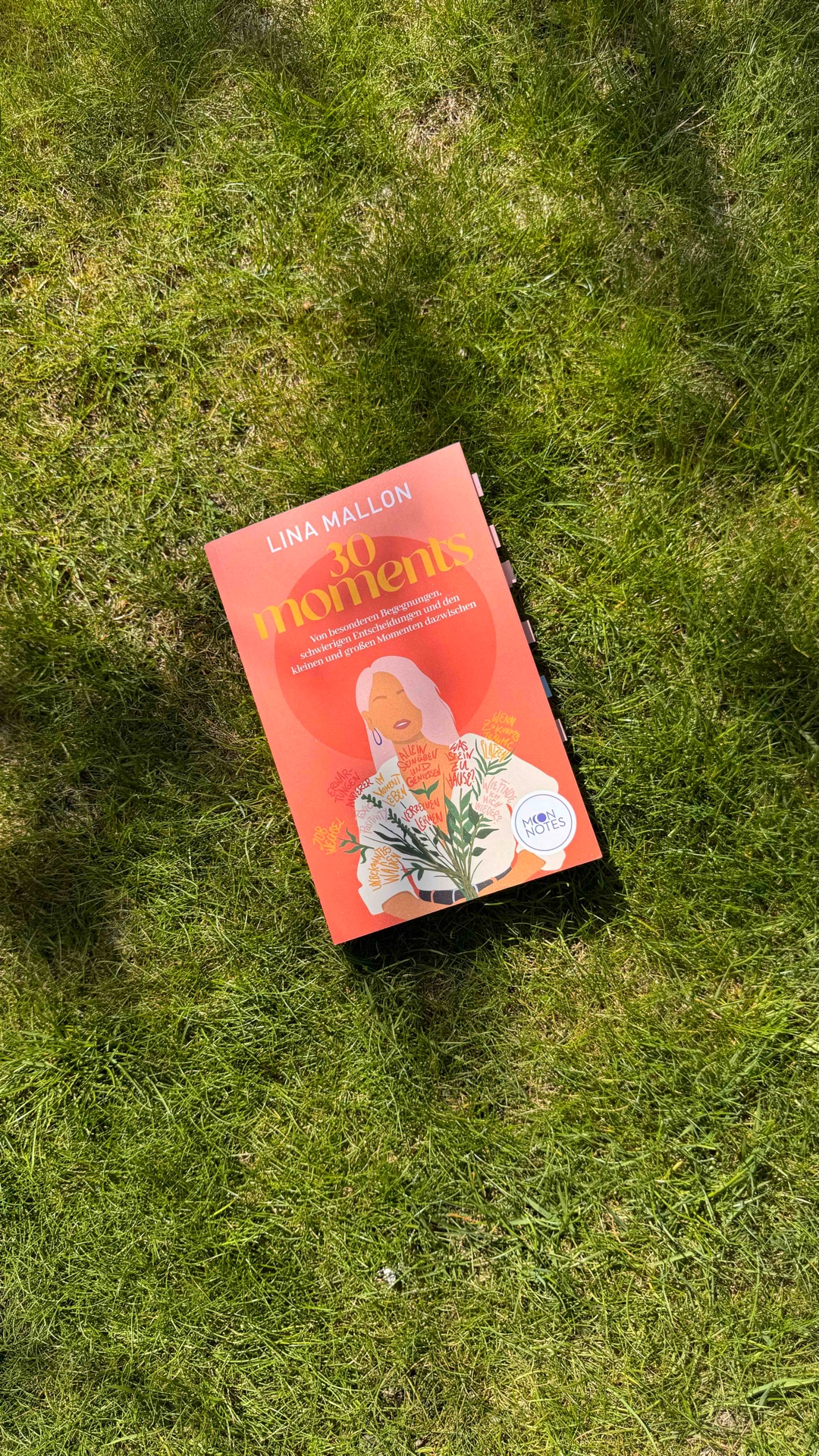 Ist einerseits ein Wohlfühlbuch, regt andererseits auch zum nachdenken an. Jedoch fehlt mir irgendetwas, ein weiteres Kapitel, um das Buch abzurunden. 