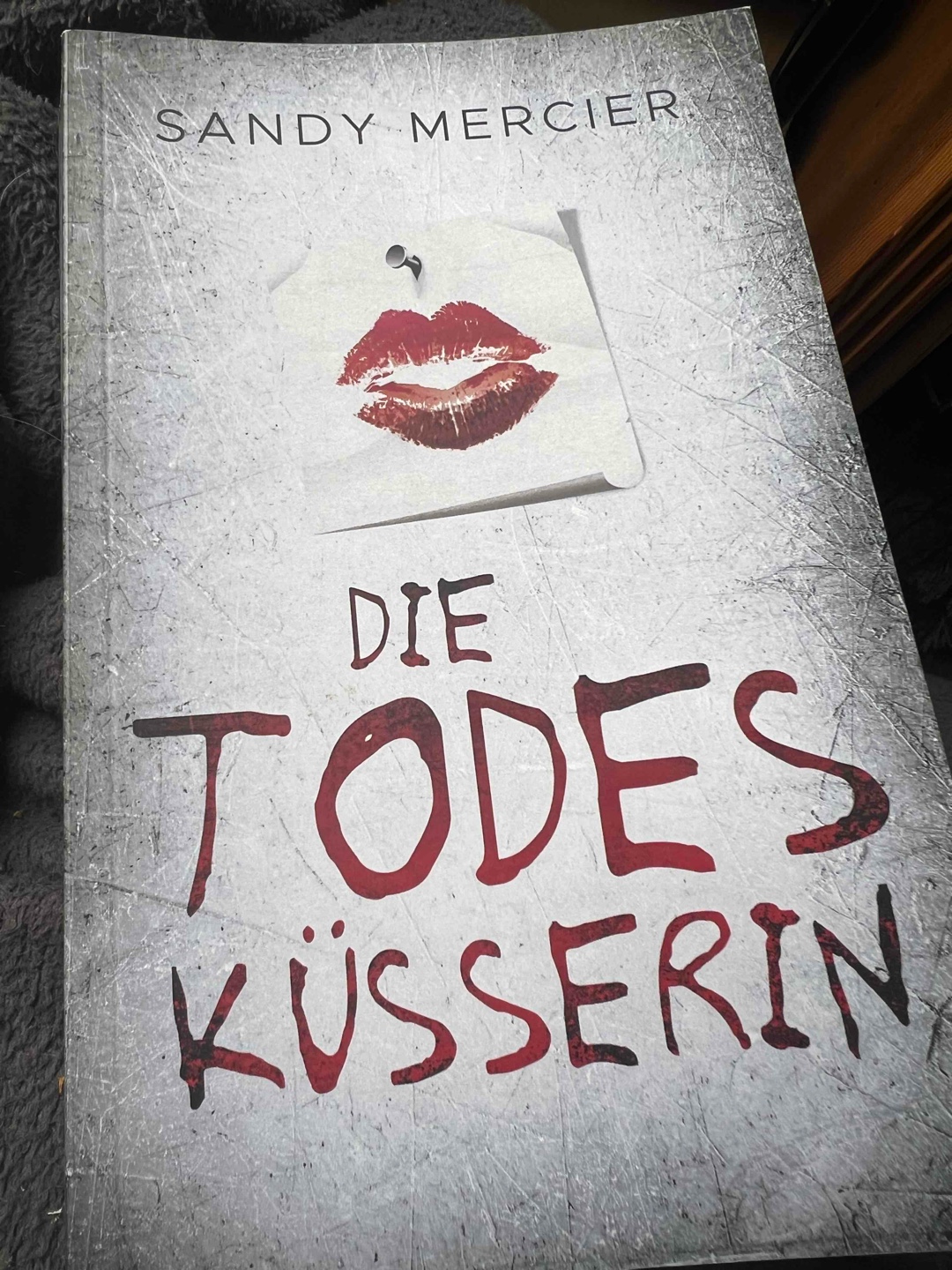 Ausdrückliche Warnung - es geht um Kindesmissbrauch.
Ein wirklich gutes Buch - mit wenigen Längen und Schwächen - das ganz wunderbar menschliche Abgründe beleuchtet. Keineswegs übertrieben. Es wird dem Genre gerecht und mir war schon lange nicht mehr so schlecht bei einem Thriller. Sehr explizite Sprache, sehr explizite Szenen. Das Ende kam für mich nicht überraschend, was ich persönlich aber nicht schlimm finde.