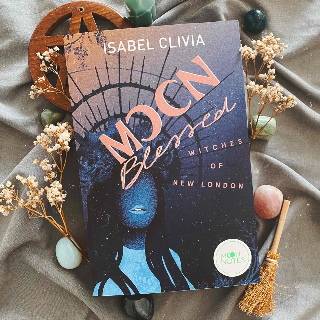 Moon blessed - Witches of New London 🌙
Ihre verbotene Liebe zwischen royalen Verpflichtungen und dunklen Wahrheiten wird die Hexenwelt für immer verändern.