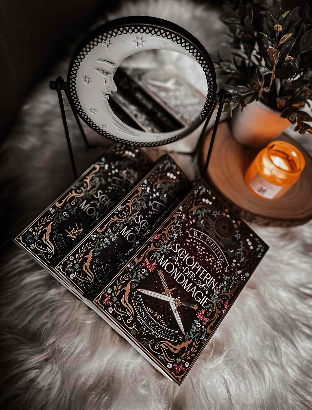Ich hab die Story einfach geliebt. Die Idee mit den Traumfängern, die den Mondhexen ihre Magie verleihen, war einfach mal was Neues für mich und ich fand die Idee richtig klasse und super umgesetzt.
Auch die Drachen waren anders, als man sie sonst kennt. Nämlich viel kleiner und ich hab sie total ins Herz geschlossen gehabt. Und bei Lyra und ihrem Trainer hatte ich irgendwie immer den Bluthund und Arya aus Game of Thrones vor meinem inneren Auge. Die Protagonisten mochte ich überhaupt sehr. Les gerade auch schon Band 2 🤍