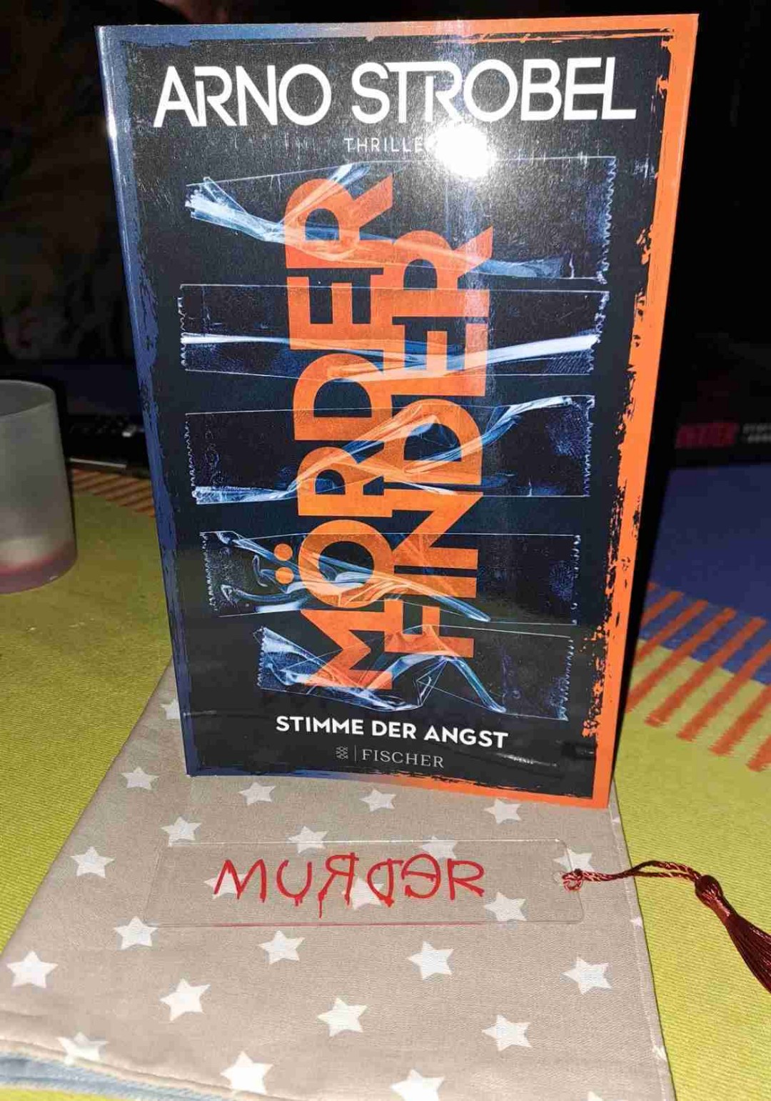 Der 4. Teil der Reihe war absolut nach meinem Geschmack! Ziemlich perfide ausgedacht und man war geneigt mit zu ermitteln 👍 Das ist mir ja das liebste!
Ganz besonders hat mir die Performance meiner absoluten Lieblingsfigur, Dr. Marvin Wagner, gefallen. Danke Arno, dass er mehr Raum bekam!
Alles in allem ein gesagt ganz meine Kragenweite. Es störte mich nur, dass ich zwischendurch arbeiten und schlafen musste 😁
Auch hier wäre ich einem 5. Teil nicht abgeneigt!