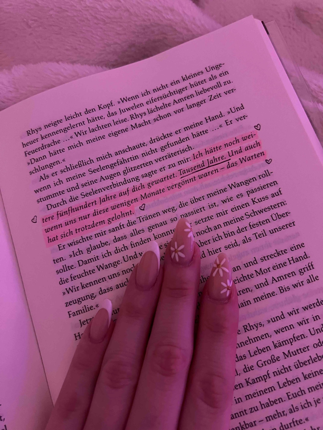 Ja was soll ich sagen… dieses Buch hat mich einfach gerissen. Es sind viele viele Tränen geflossen, ich habe gelacht und mitgefiebert. Sterne und Schwerter hat mich absolut in den Bann gezogen.
Wenn man denkt, es wird nicht schlimmer kommt die Liebe Sarah J. Mass um die Ecke und beweist das genaue Gegenteil.
Unerwartete plottwists über plottwists. Wirklich unbeschreiblich.
Ich liebe liebe liebe diese Reihe so sehr! 💗