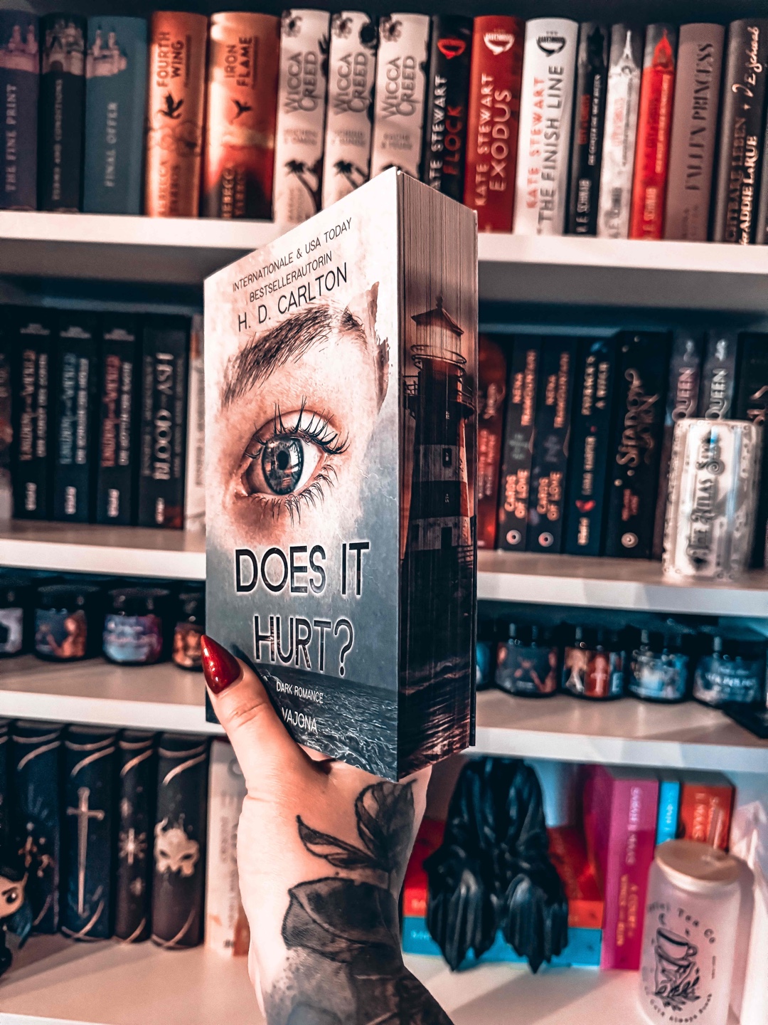 „𝑺𝒊𝒆 𝒊𝒔𝒕 𝒅𝒂𝒔 𝑳𝒊𝒄𝒉𝒕, 𝒅𝒂𝒔 𝒅𝒊𝒄𝒉 𝒃𝒍𝒆𝒏𝒅𝒆𝒕, 𝒌𝒖𝒓𝒛 𝒃𝒆𝒗𝒐𝒓 𝒅𝒆𝒓 𝑩𝒍𝒊𝒕𝒛 𝒆𝒊𝒏𝒔𝒄𝒉𝒍ä𝒈𝒕.“