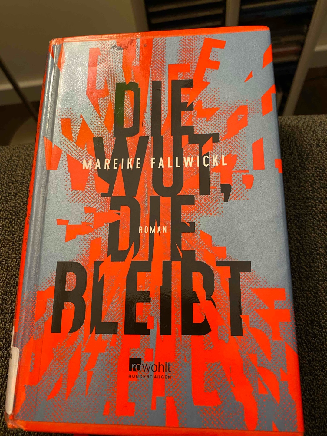 Mit welcher Kraft,teils brachialer Gewalt beschreibt die Autorin die Hilflosigkeit und das Alleingelassensein der Familie in der Zeit der Pandemie.