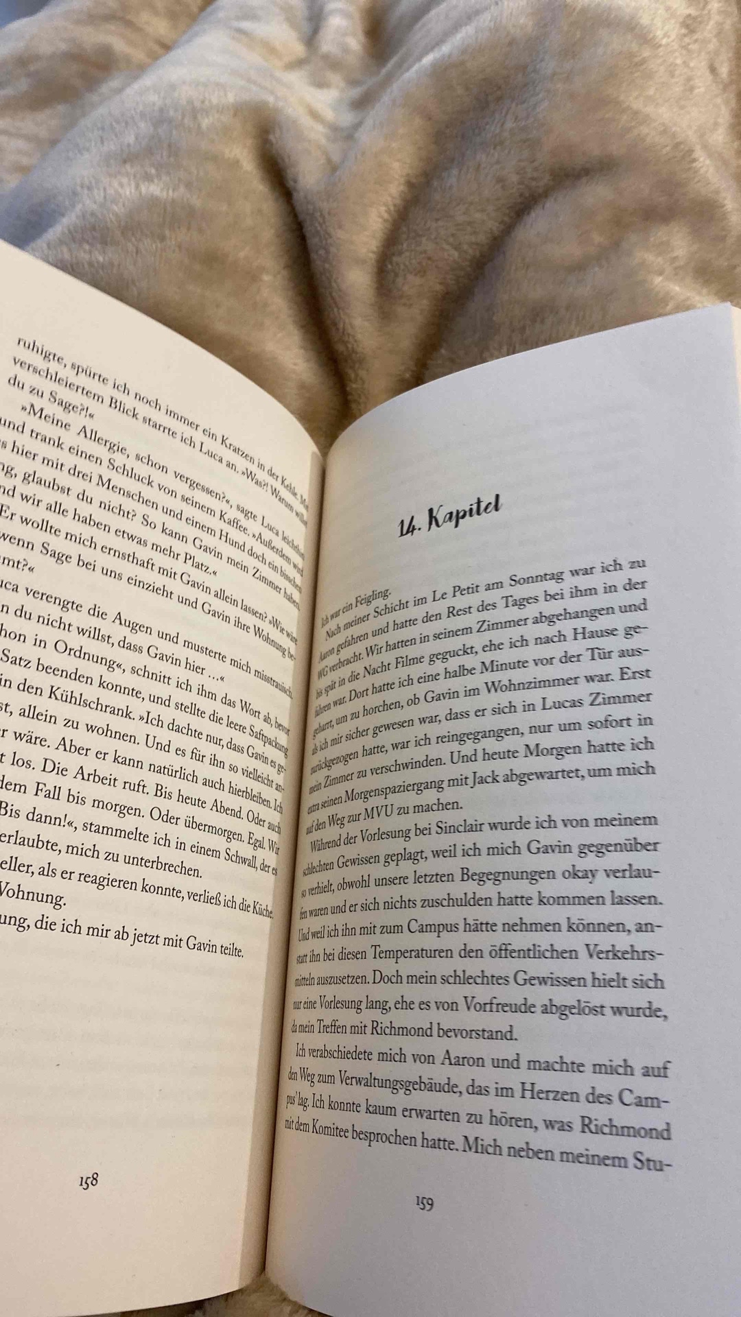 💜Sie will sich neu verlieben. Aber sie kann ihn nicht vergessen💜
Es war so toll🫶🏼 Es ist einfach krass was Gavin alles durchmachen musste oder immer noch muss. Ich finde die beiden passen so gut zusammen. Ich bin mega gespannt auf denn nächsten Teil😍.
Ich empfehle das Buch mega aber das Ende🤧😭.