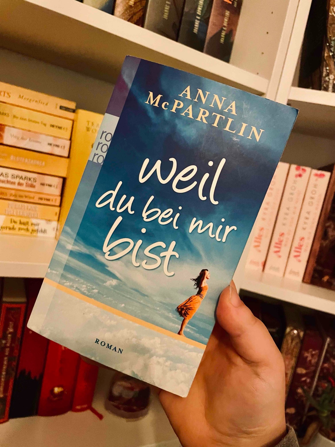 „Erinnerungen sind etwas Absurdes. Manche sind verschwommen, manche kristallklar, manche zu schmerzhaft, um sie sich ins Gedächtnis zu rufen, und manche so schmerzhaft, dass man sie unmöglich vergessen kann.“