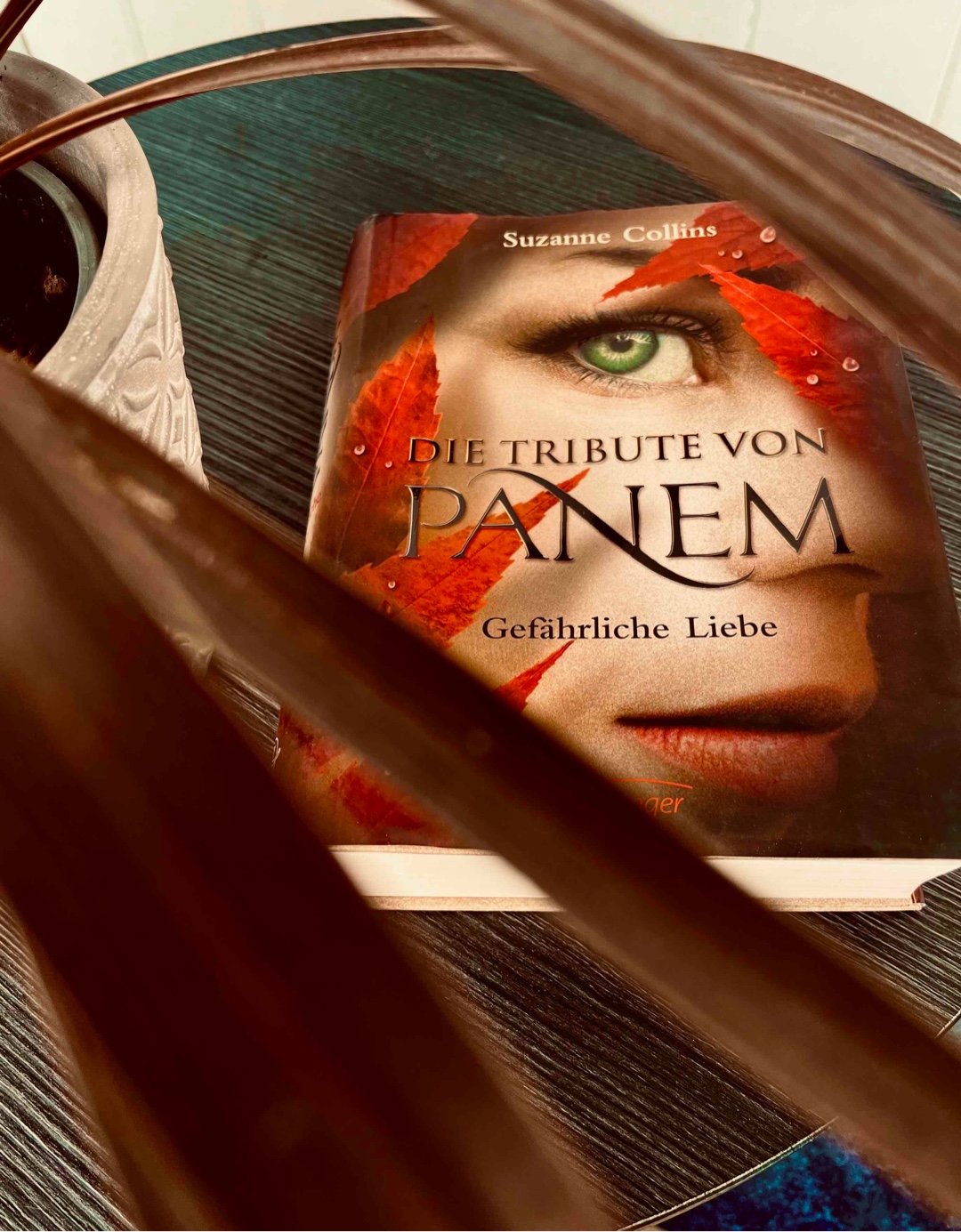 [Der Vogel, die Brosche, das Lied, die Beeren, die Uhr, der Kräcker, das Kleid, das in Flammen aufgeht. Ich bin der Spotttölpel.]

Zwischenzeitlich hatte ich wirklich die Befürchtung, dass das Buch langweilig werden könnte, weil die ganze Arena-Story ja im ersten Teil auch schon passiert ist.
Aber das Ende des Buches hat einfach alles nochmal in ein absolut neues Licht gerückt und ich bin wirklich gespannt auf den dritten Teil 🤩

PS: Team Gale! (Sorry Peeta 😂)