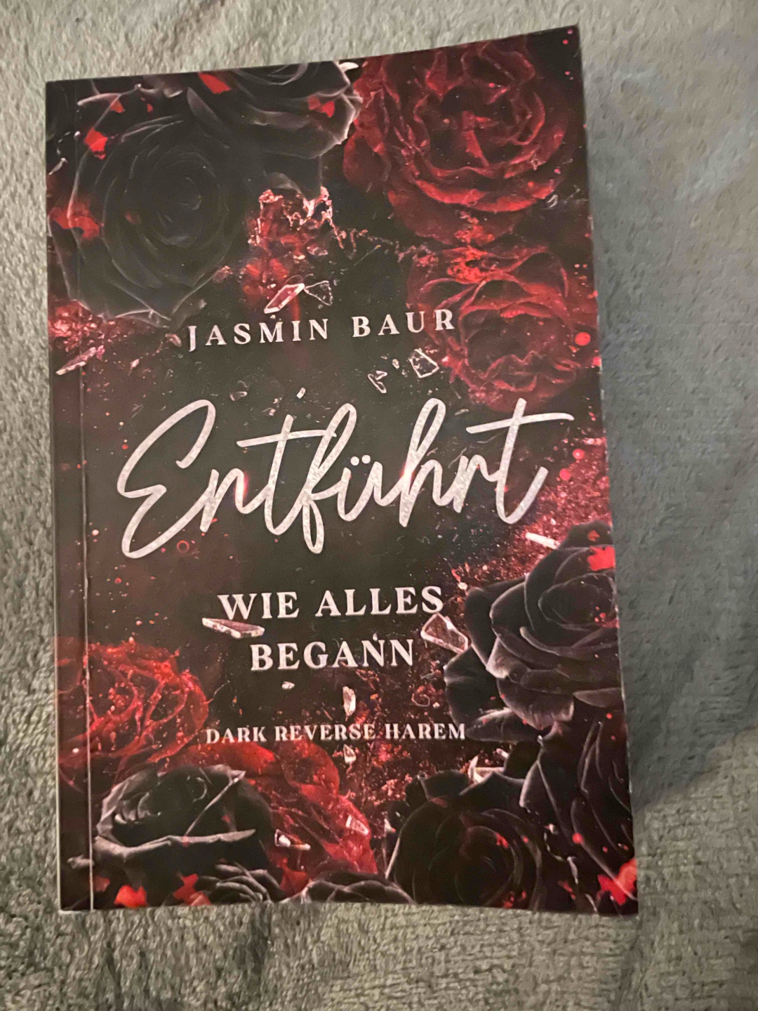 Fiktive Geschichte aber nicht fern der Realität. Es gibt viele kranke Menschen auf der Welt - daher passiert das hier dargestellte Szenario wahrscheinlich im Minutentakt auf dem Erdball verteilt. Nichts an das man denken möchte, hinterlässt aber trotz allem einen faden Beigeschmack beim lesen des Buches..