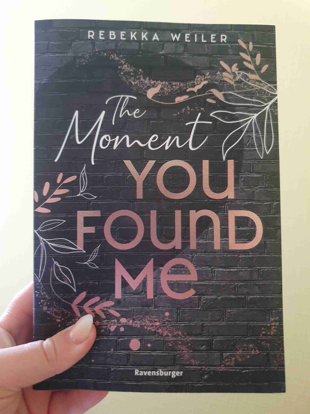 Ich liebe Rebekka's Schreibstil. Ich hab auch diesen Teil verschlungen, sobald ich zum Lesen gekommen bin. Beim ersten Teil hat mich das Buch emotional noch mehr mitgenommen, was bei diesem Teil nicht so sehr der Fall war, deshalb "nur" 4,5 Sterne, statt 5. Aber auch ein wirklich tolles Buch! 😍