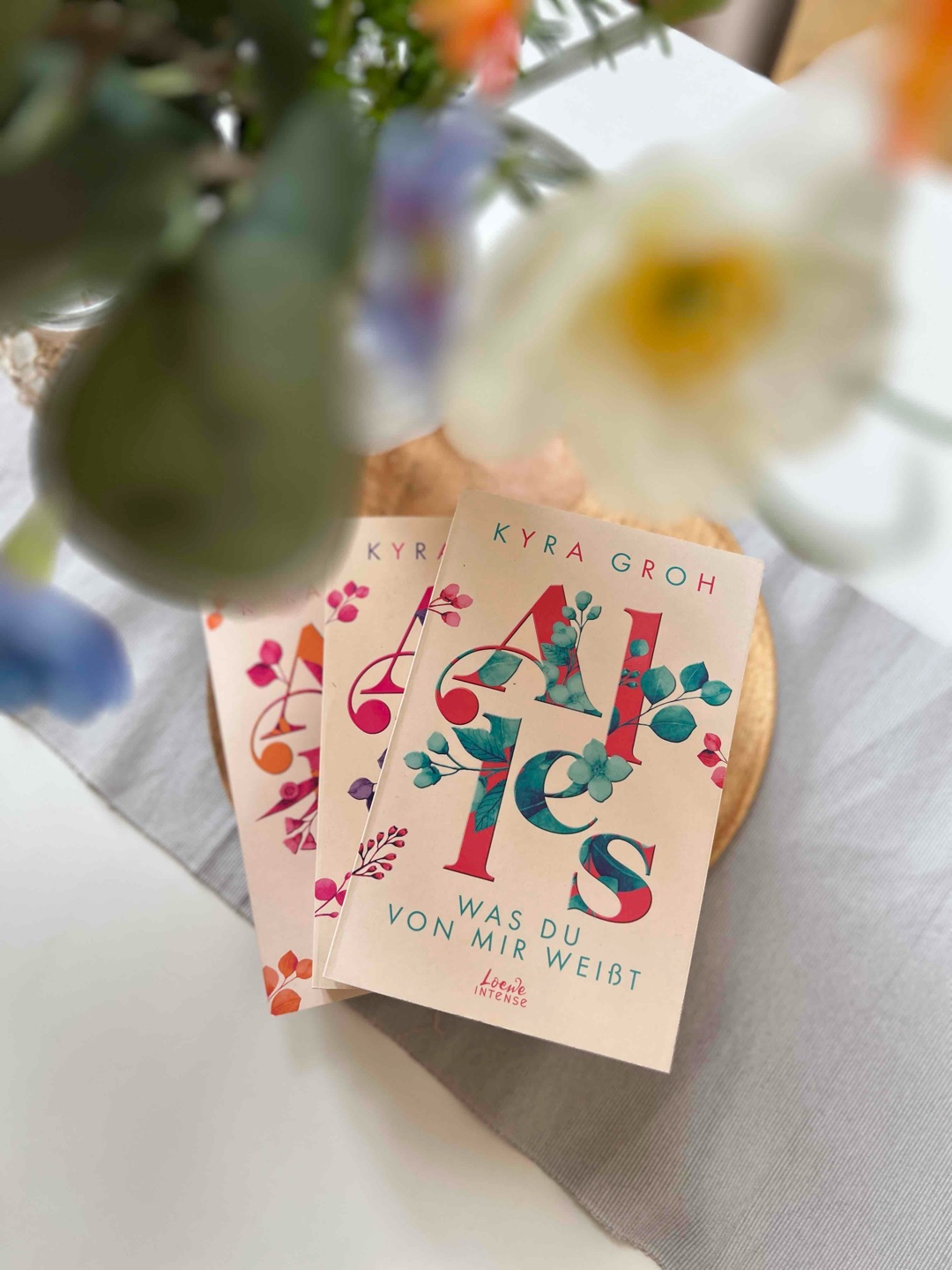 Wow! Dieses Buch ist einfach nur wundervoll. Kyra nimmt sich auf eine humorvolle und einfühlsame Art dem sensiblen Thema des Bodyshamings an.
Polly, die lustige und selbstbewusste Protagonistin, zeigt, dass auch starke Frauen ihre Momente der Unsicherheit haben.
Ihre Freunde sind einfach unbezahlbar - immer da, wenn man sie braucht. Die Chats zwischen ihnen machen die Geschichte noch lebendiger und echter.
Jetzt geht es direkt mit dem letzten Band weiter. Ich bin gespannt auf die Geschichte von Anouk ☺️