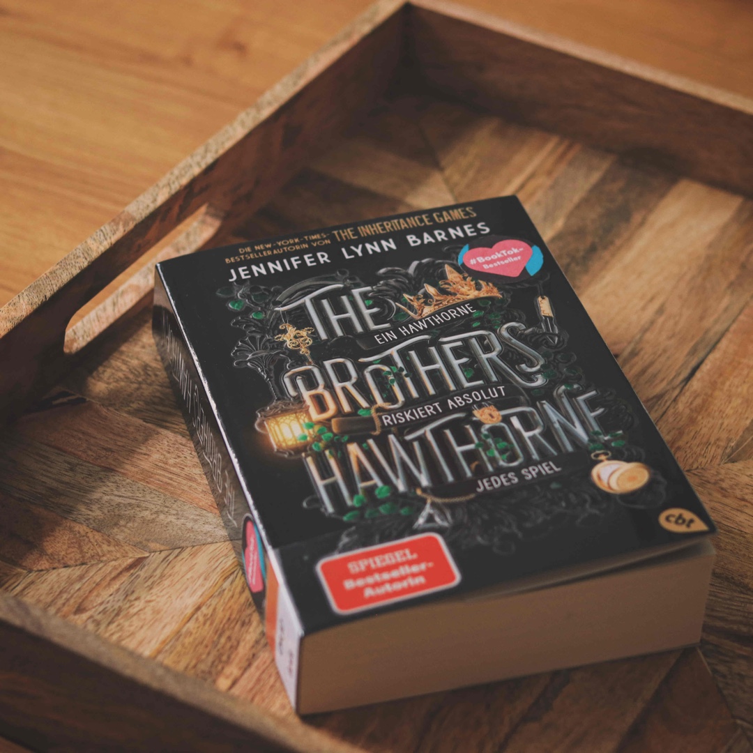 Für mich der beste Teil der Reihe, mal sehen was noch kommt!
Endlich dreht sich nicht alles um Avery - sie ist zwar ein toller Charakter, aber dem Buch tut es gut, wenn mehr als nur eine Person im Mittelpunkt steht!