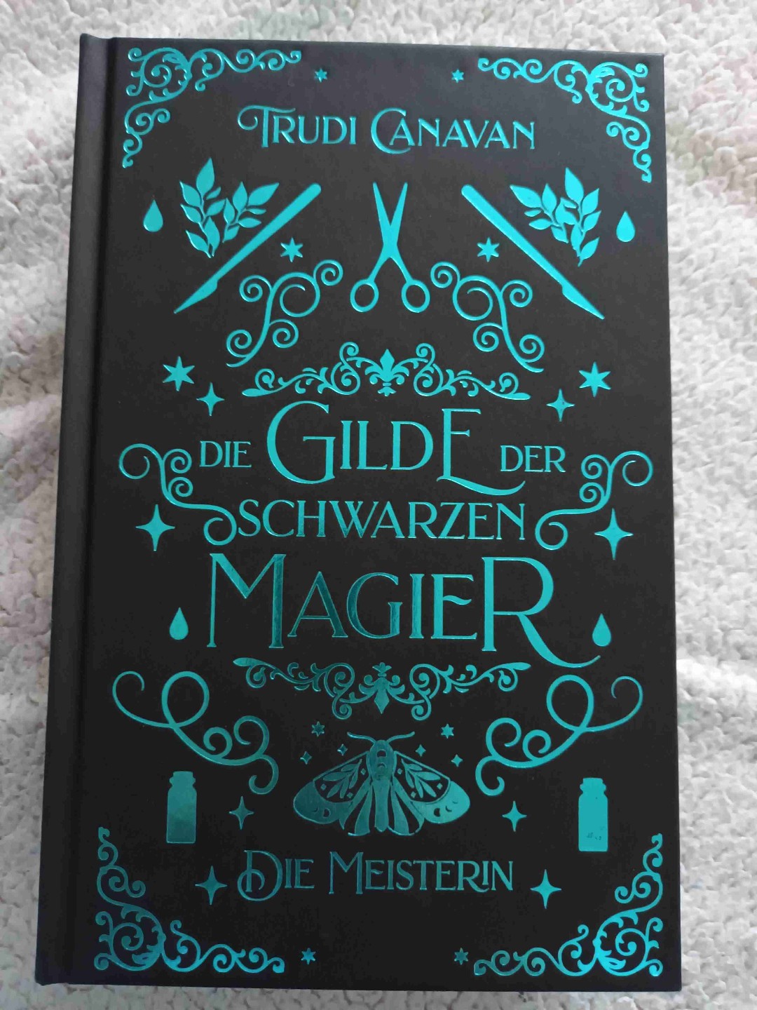 Wow! Grandioser Abschluss der Reihe!
Diesmal mit deutlich mehr Action und viel Spannung bis zum Schluss. Das etwas offene Ende lässt einem sich auf die Nachfolgetrilogie freuen. Hab eine neue Lieblingsreihe :)