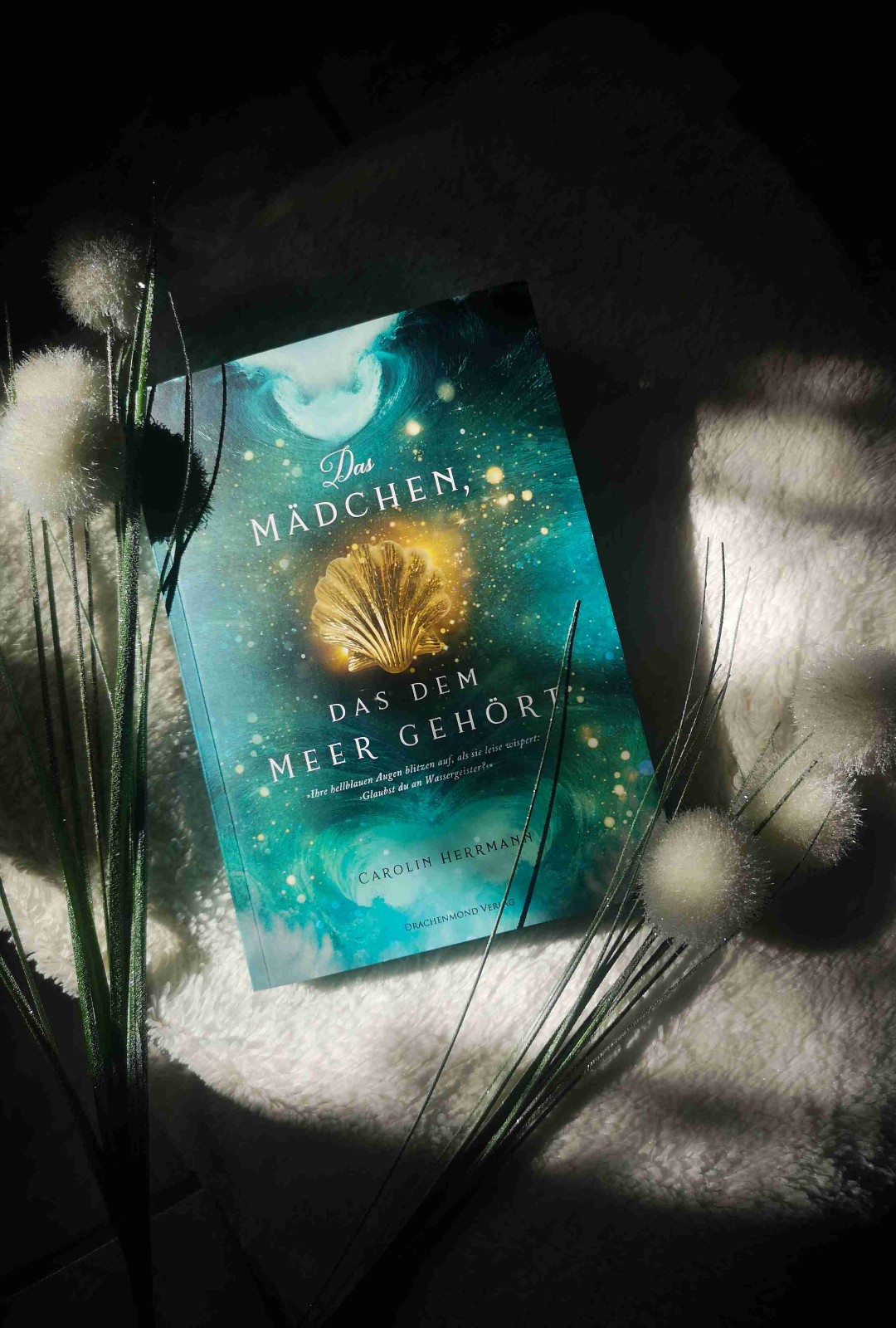 🫧💙🧜🏻♀️🌊 Geschichte über Familie, Freundschaft, Zusammenhalt und Liebe, aber auch Themen wie Umweltbewusstsein-, und Schutz werden thematisiert, was beim Lesen durchaus zum Nachdenken anregt.✨🩵🌊
Eine unglaublich schöne, mitreißende Geschichte.