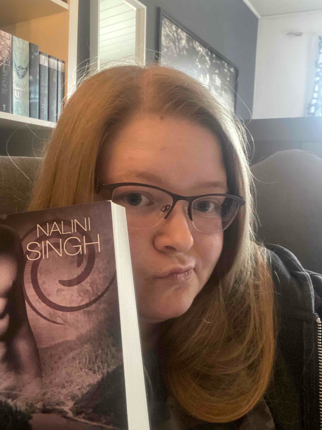 LOVE IT! Nalini, ich liebe einfach deine Bücher. Bitte lass den nächsten Teil über Pax sein. Ich MUSS wissen was er jetzt tun wird 👀
Ps: Hör niemals auf diese Reihen zu ergänzen und wenn doch: Schreib ein vernünftiges Ende😭🥹🥰