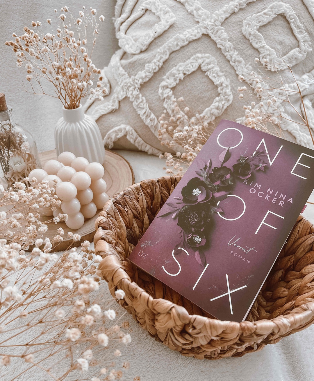 One of Six nimmt nach einer kurzen Einführung in das Setting und der Vorstellung der Protagonisten schnell Fahrt auf. Spannung, Emotionen und eine düstere Kulisse in den verschneiten Bergen erwarten den Leser. Während des Lesens stellt man die wildesten Theorien auf, wer Person X ist und wer eine Antwort haben möchte, sollte unbedingt zu Band 2 greifen. Dieses Buch erfüllt für mich alles, was Romantic Suspense beinhalten sollte. Das Buch hat mich mehr überzeugt, als ich anfangs dachte.