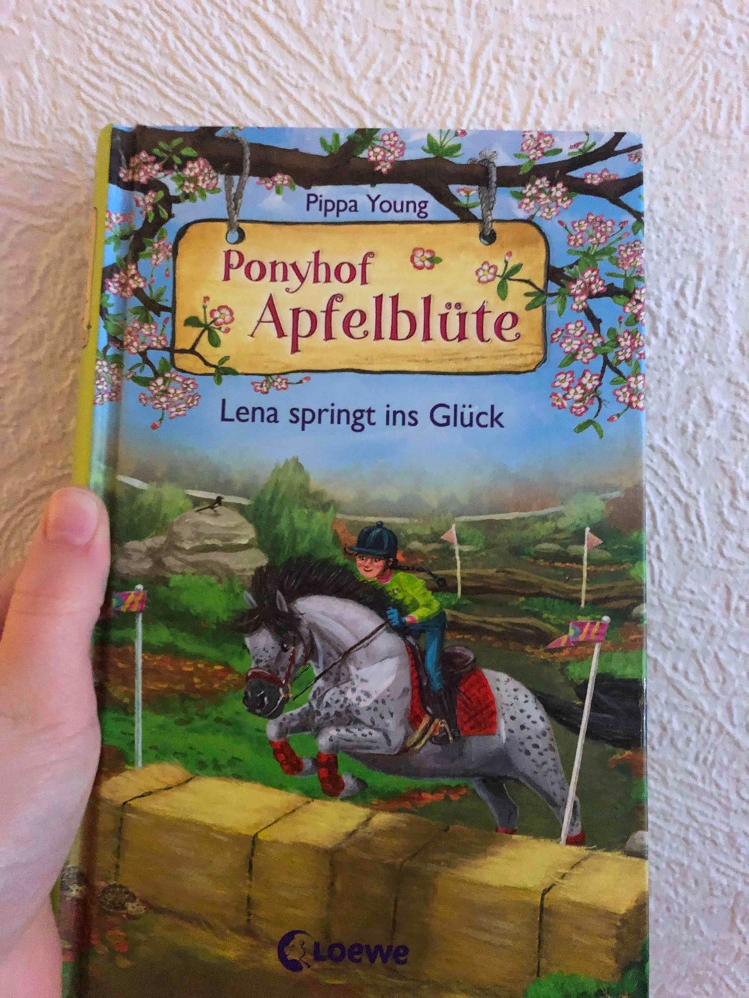 Die Bücher von Ponyhof Apfelblüte sind am Anfang ein bisschen langweilig aber mittendrin wird es besser. Ich habe schon wieder mit der Reihe angefangen.