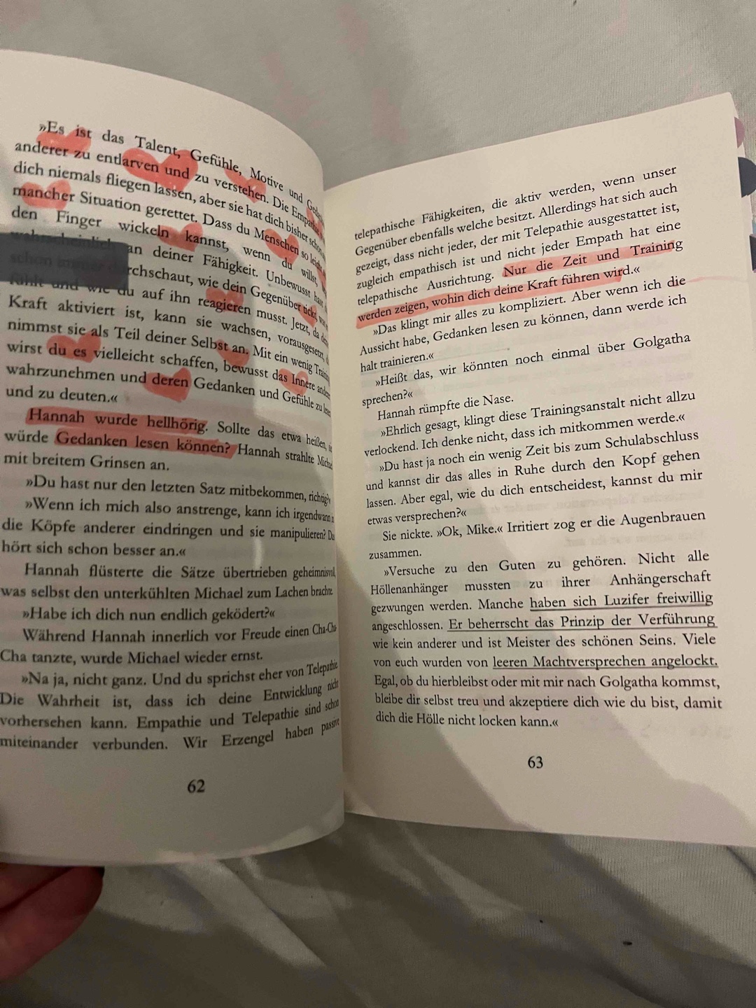 Es fängt wie ein normaler Teenie Roman an … und dann wird es spannend und tiefgründig. Mit Verrat, Freundschaft, Feindschaft und Vorverurteilung auf Grund von Klischees und Herkunft - die allesamt widerlegt wurden. The mortal instruments in tiefgründig und mit Waffen