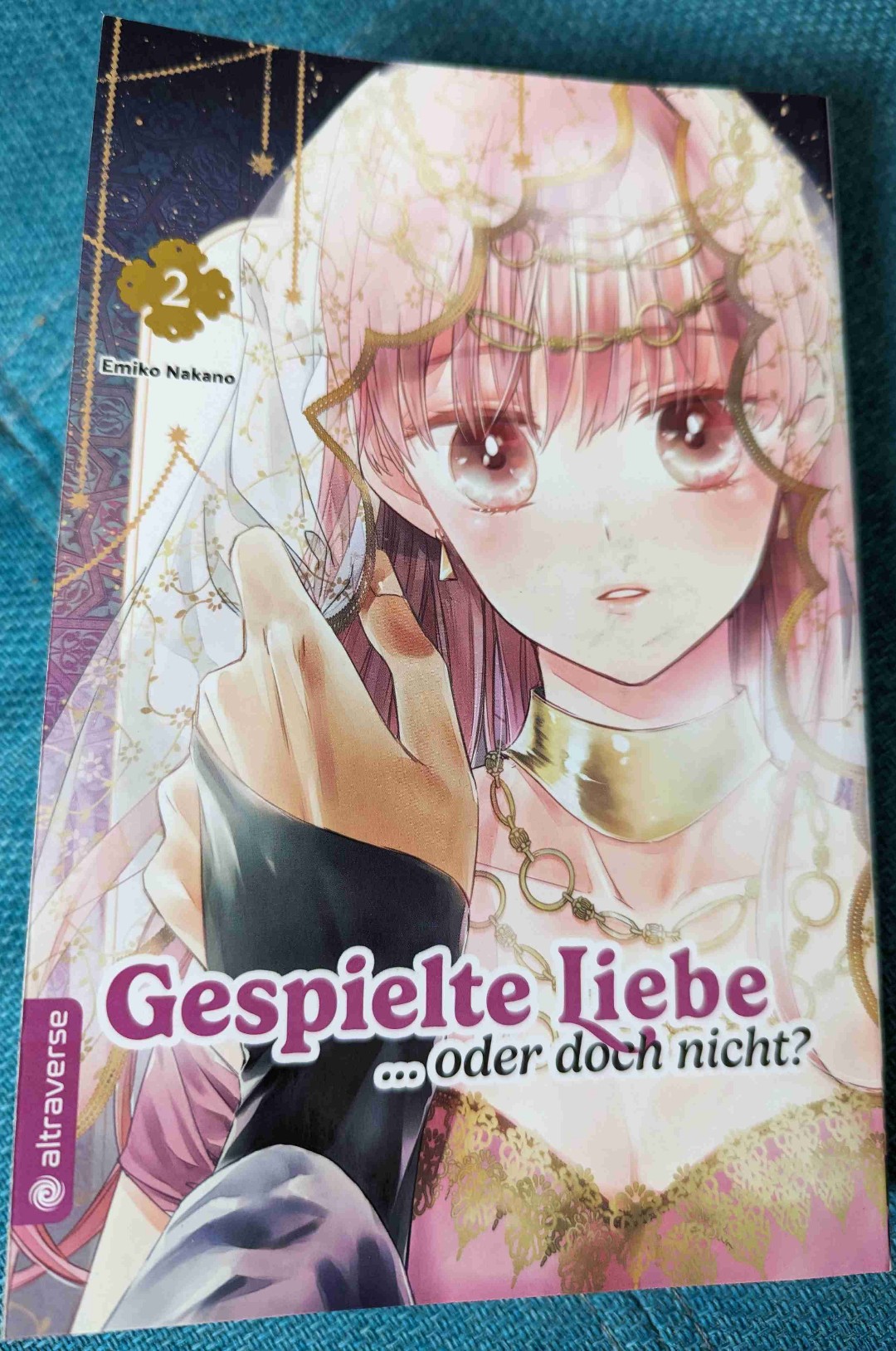 Auch der zweite Band hat mit gut gefallen 😉 Es bleiben weiterhin viele Fragen offen aber das macht es ja auch ein bisschen spannend.
Die Beziehung der Beiden vertieft sich langsam und sie werden einander offener 😊 Aber auch ein Rivale? taucht auf.
Ich freue mich schon auf den 3 Band 😄