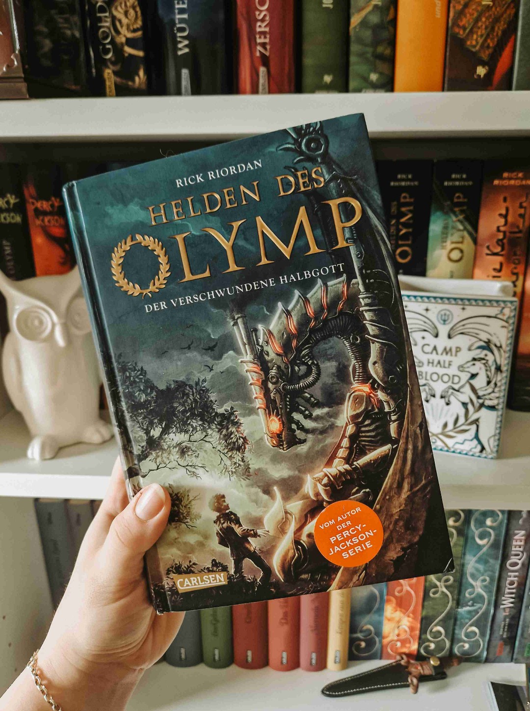 "Kind des Blitzes, hüte dich vor der Erde
an den Sieben wollen die Riesen sich rächen
Schmied und Taube den Käfig zerbrechen
Durch Heras Zorn der Tod befreit dann werde."