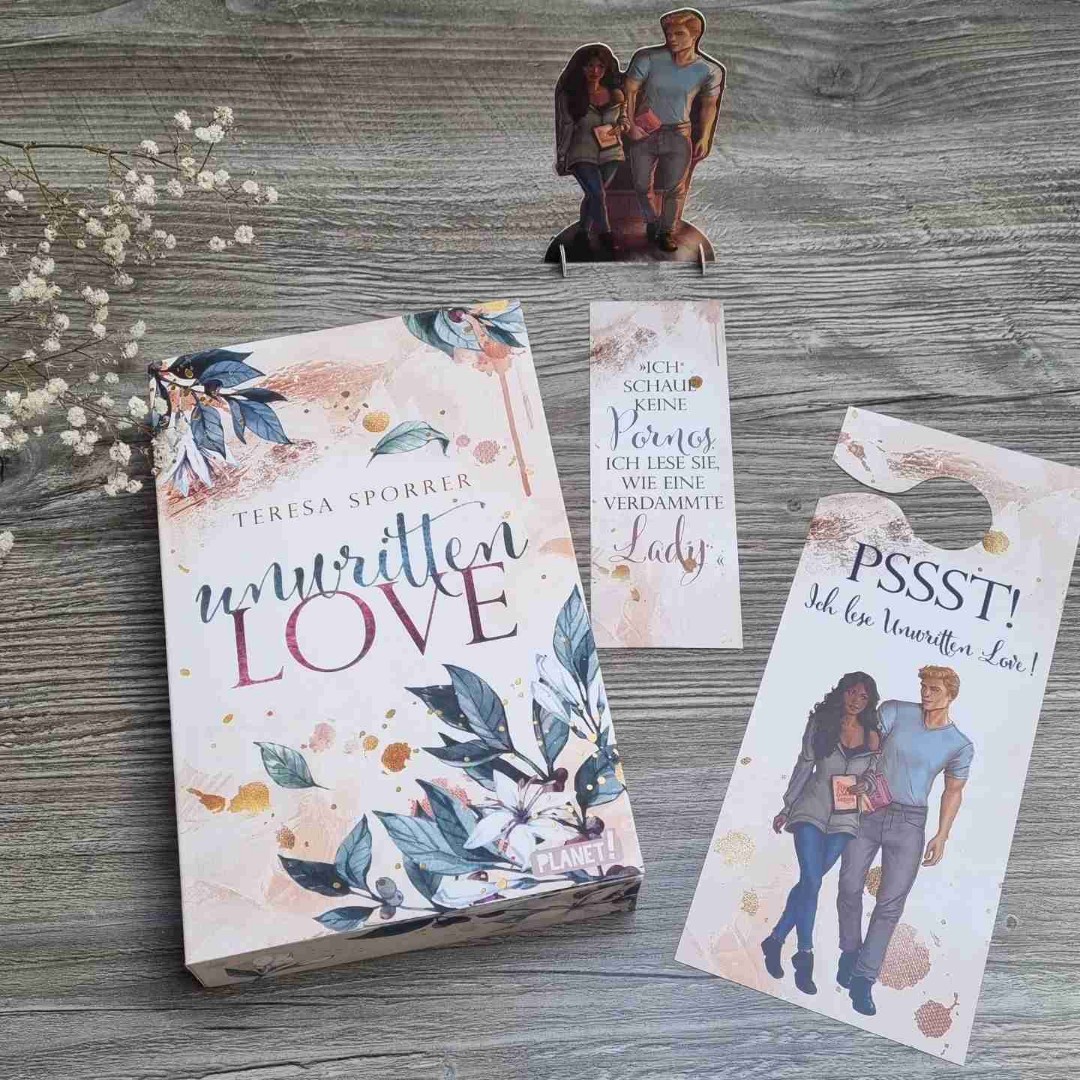 Unwritten Love von Teresa Sporrer hat es schon alleine wegen des wunderschönen Covers auf meine Wunschliste geschafft. Ich habe schon ein paar Bücher von ihr gelesen und war nun auf diese Romance von ihr gespannt.