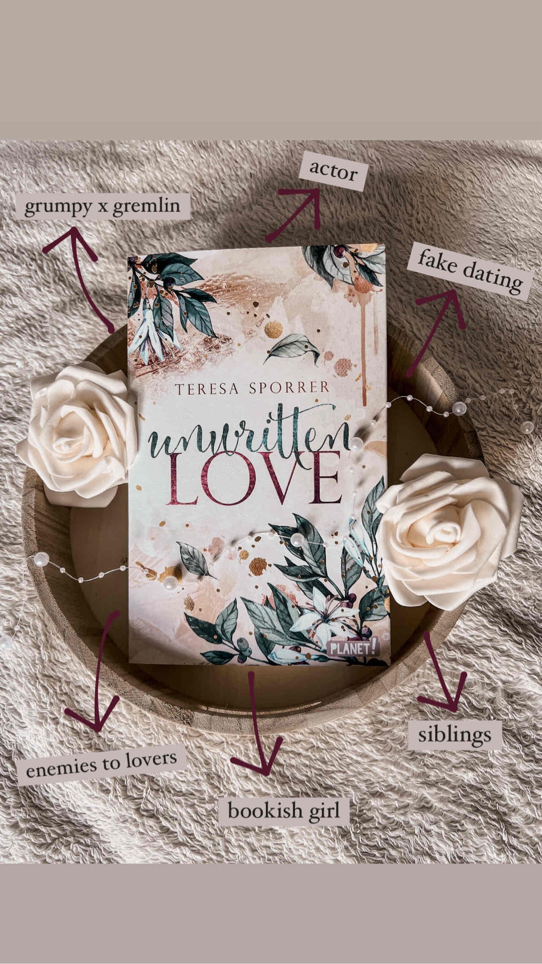 Ich glaube ich habe noch nie so schnell ein Buch durchgelesen. Ein absolutes Highlight! Ich mag den Schreibstil sehr, bin durch die Seiten geflogen und konnte es nicht aus der Hand legen. Und ich LIEBE diesen Farbschnitt! Das ist mit Abstand das schönste Farbschnittbuch, welches ich besitze.