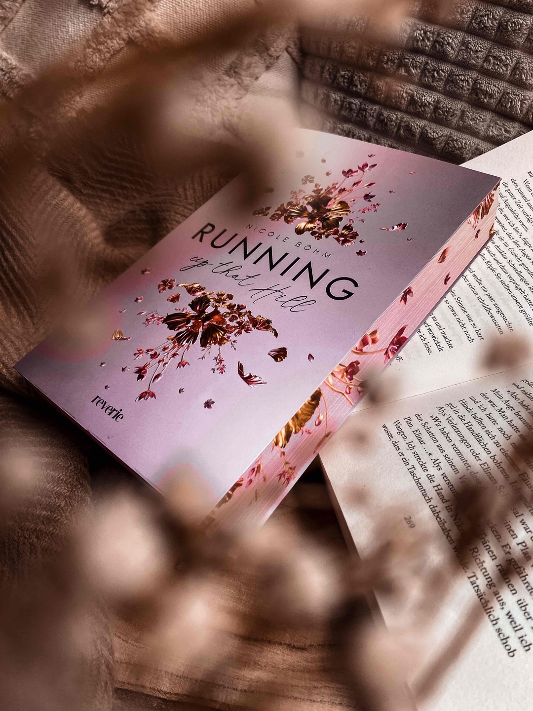 𝘙𝘶𝘯𝘯𝘪𝘯𝘨 𝘶𝘱 𝘵𝘩𝘢𝘵 𝘏𝘪𝘭𝘭 - Nicole Böhm
4/5 ⭐️