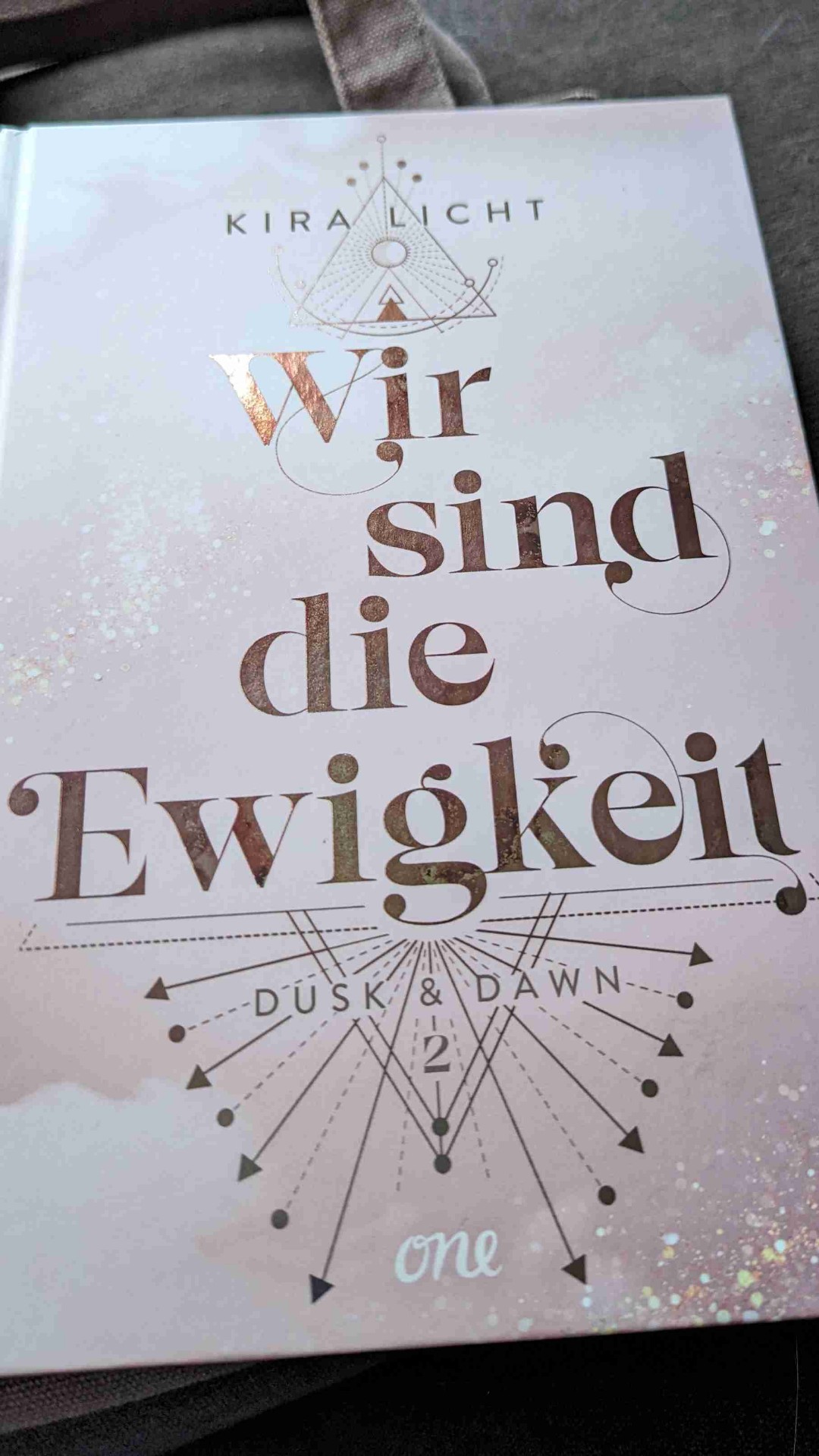 Deutlich spannender als der erste Band. Viele Überraschungen. Die Story hätte am Ende noch ein wenig ausgeschmückt werden können. 