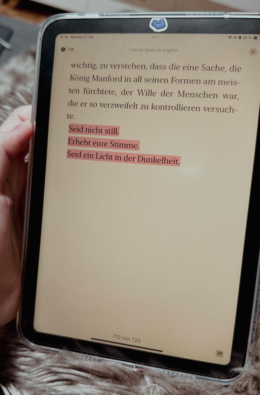 Kurzweilige Neuerzählung von Cinderella in einem queeren Kontext, die sehr unterhaltsam ist und Diversität in das traditionelle Märchen bringt.
