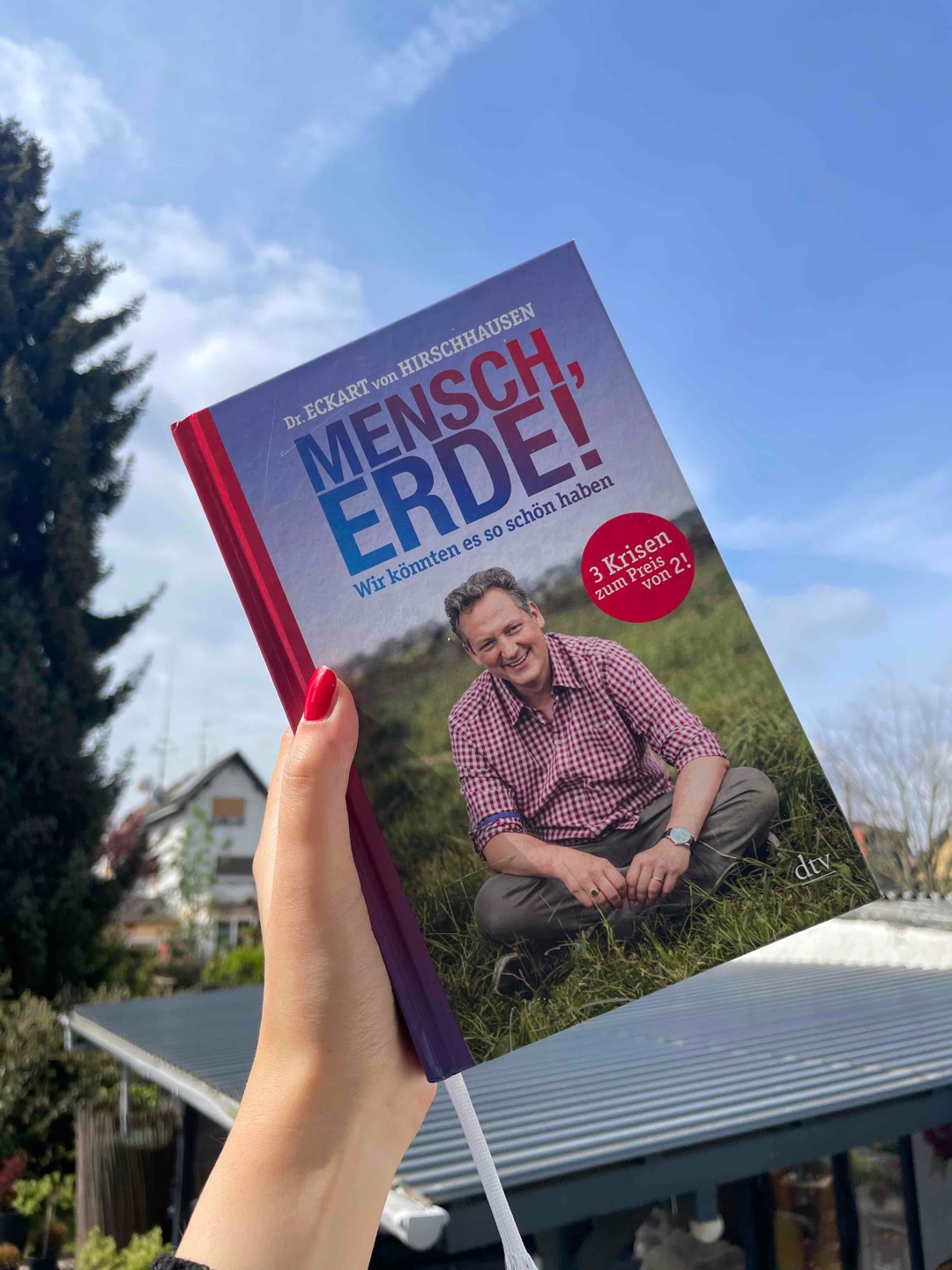 ich habe unglaublich viel gelernt - sowohl grundlegendes über klimaveränderung als auch motiviert zu bleiben eine veränderung voranzutreiben. mit (nicht immer ganz meinem) humor schafft er hier eine positive herangehensweise an das doch oft sehr ohnmächtig-machende thema! auf jeden fall zu empfehlen, wenn man sich zu den treibern des klimawandels und warum es sich lohnt zu kämpfen, bilden möchte :)