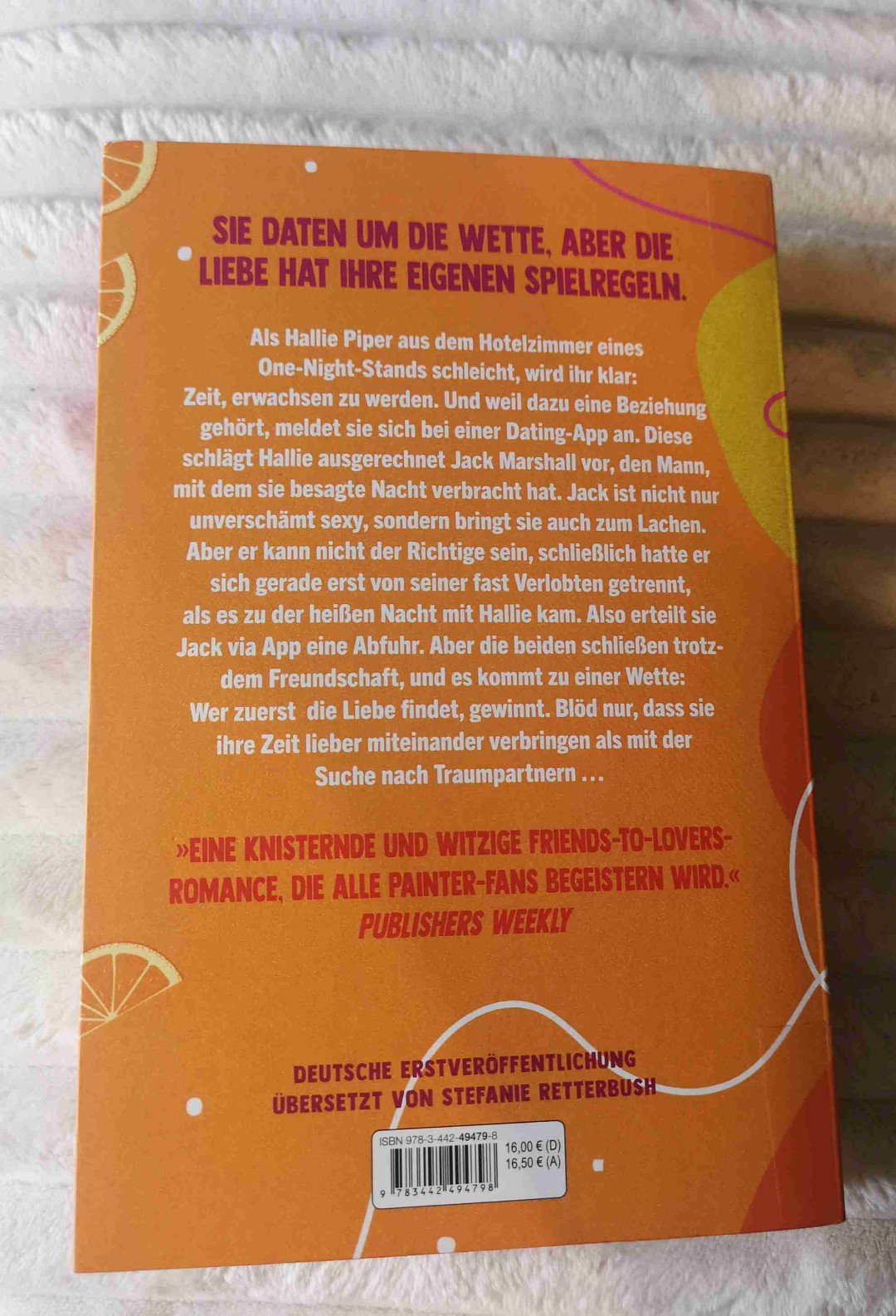 Sehr witzig
Fake Dating
Friends with benefits
He falls first
Mal wieder eine Tolle RomCom von Lynn Painter.
Ich mag ihren Schreibstil
Ein wirklich Unterhaltsames Buch,
Natürlich weiss man direkt wie es endet und was passiert, doch sie schafft es trotzdem das man gespannt ist wie die Unterhaltung zwischen den Protagonisten weitergeht.
Der Schlagabtausch zwischen den beiden hat mich zum lachen gebracht.