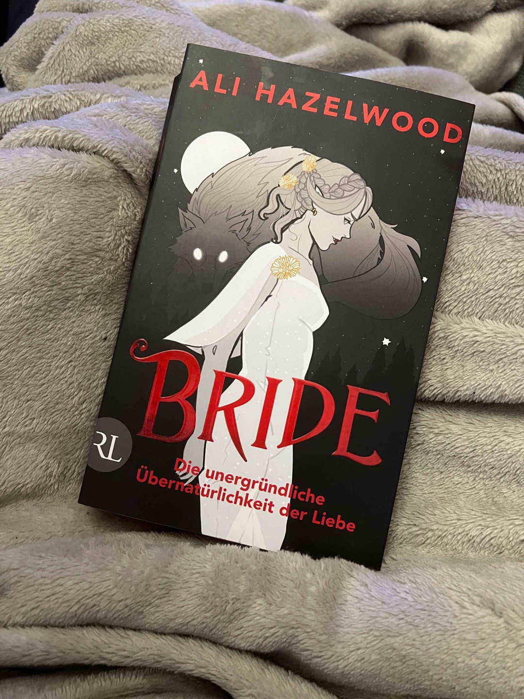 Der Einstieg war für mich schwierig aber dann wurde das Buch so spannend das ich es nicht mehr weglegen konnte. Die Geschichte von Misery und Lowe war so schön und unterhaltsam. Klare Empfehlung für alle die Lust auf Fantasy haben mit Werwölfe und Vampire.