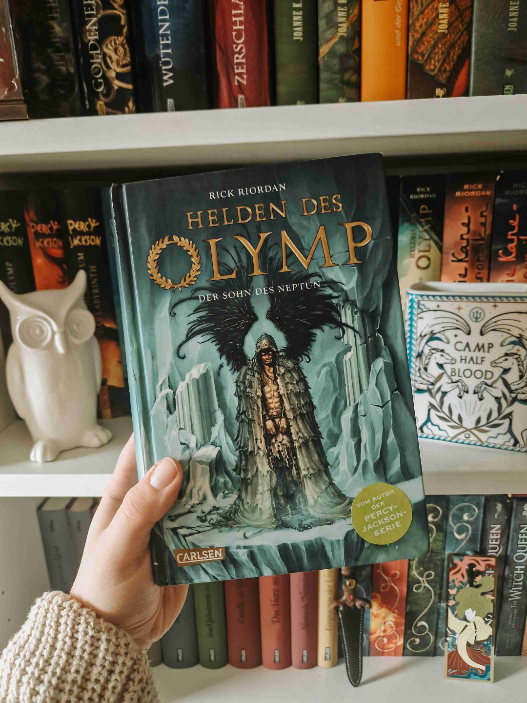 "Dem Ruf werden folgen der Halbblute sieben.
Die Welt wird sterben in Sturm und Feuer.
Ein letzter Atem ist zur Erfüllung des Eides geblieben,
und der Feind trägt Waffen zu des Todes Gemäuer."