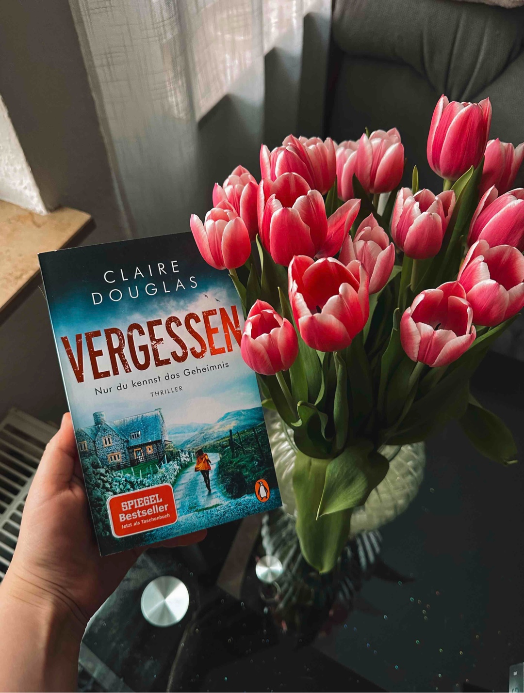 Dear Claire,das war nicht eines deiner besten Bücher, aber dennoch sehr interessant und mit einem unerwarteten Ende.
