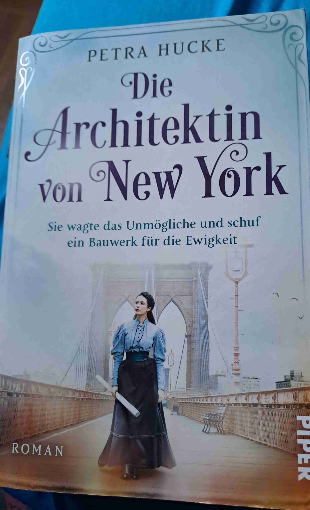 Das Buch war OK. Es war aber nicht mehr als OK. Die Geschichte dahinter ist interessant. Was Emily Warren Roebling geleistet hat ist interessant und faszinierend. Der Roman hingegen ist nicht spannend genug geschrieben.
Es war für mich kein Buch, wo ich unbedingt wissen wollte wie es weiter geht, sondern eher so ein solides Buch ohne Charme. Die Hauptcharaktere sind sehr oberflächlich gehalten. Man hätte meiner Meinung mehr aus dieser Geschichte machen können.