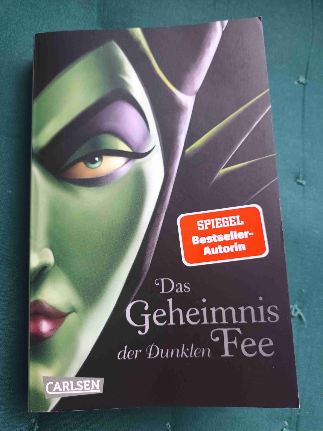 Schöne Hintergundgeschichte zu Dörnröschen bzw Maleficiant. Sehr gut und flüssig geschrieben. Allerdings hat mich das Buch nicht in seinen Bann geschlagen und war irgendwie langweilig. Trotzdem nett zu lesen für Disneyfans