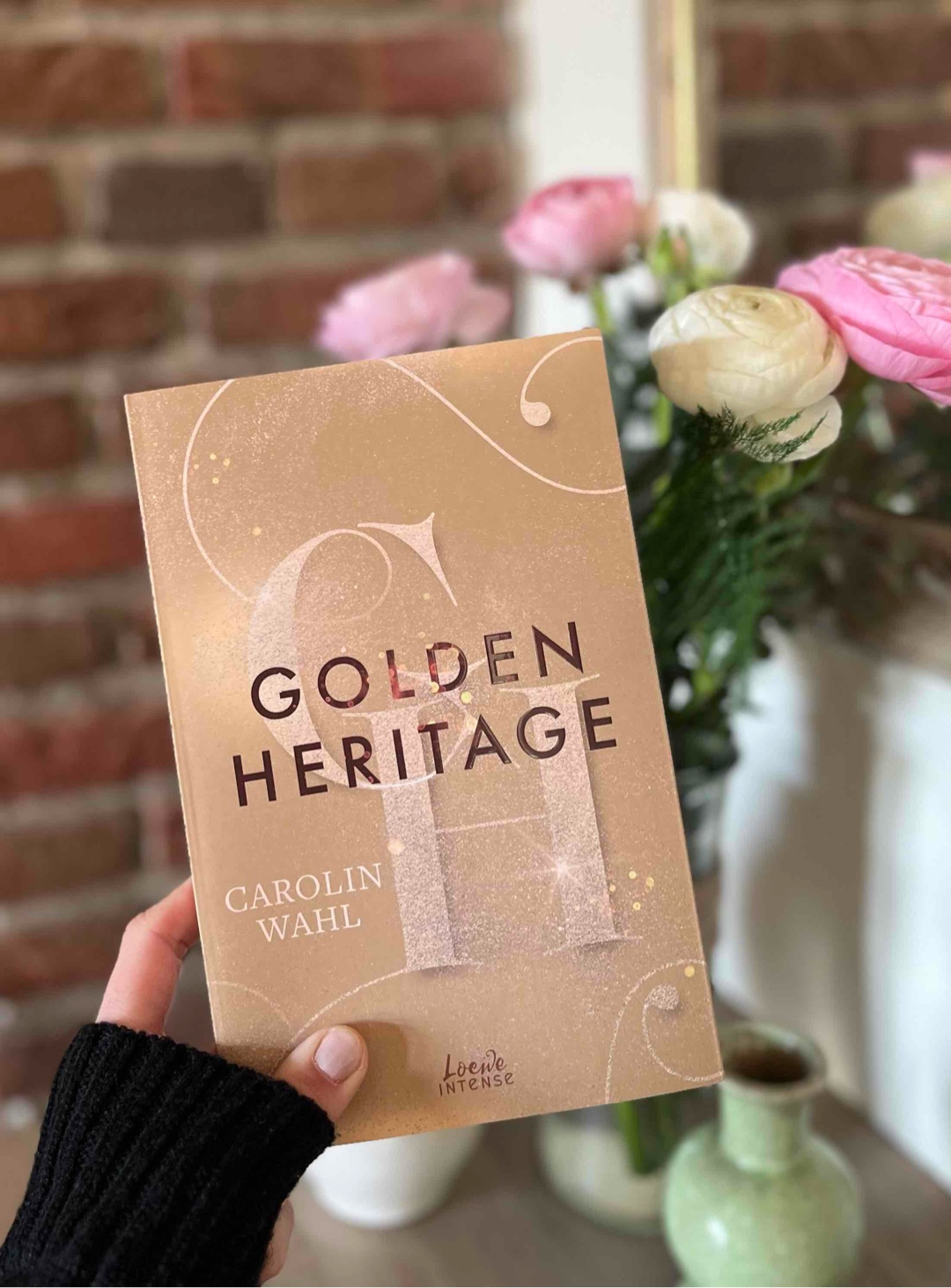 „Das Mädchen mit dem goldenen Herzen, das Mädchen, das ich mit geschlossenen Augen hätte malen können, das mich in meinen Träumen begleitet und verfolgt hatte. Golden.“💛