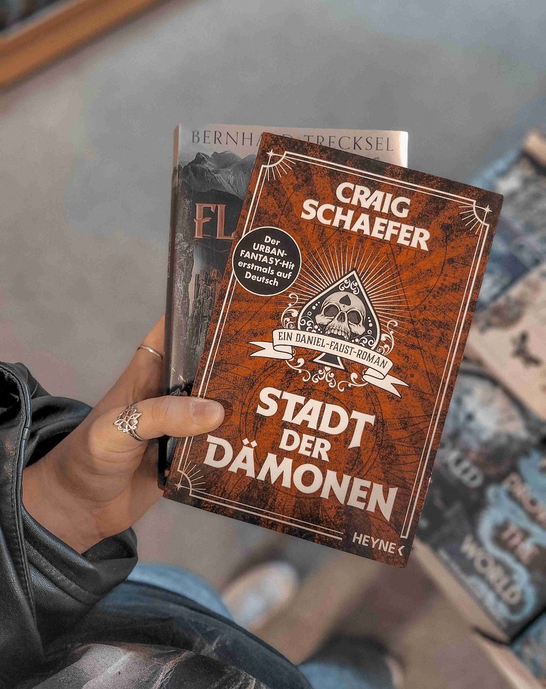 Das war heftig, rasant und brutal. Braucht dringend eine Triggerwarnung.
Richtig genial! Urban Fantasy Crime für alle die es gerne düster und tw auch ekelig mögen. Definitiv nichts für schwache Nerven aber liest sich super locker flockig weg! Total spannend bis zur letzten Sekunde und voller Action. Kann ich nur empfehlen wenn man eben bestimmte Dinge aushält.
Triggerwarnungen/Contentwarnungen mMn: Vergewaltigungen, Folter, explizite Ermordungen, Blut, Verletzungen