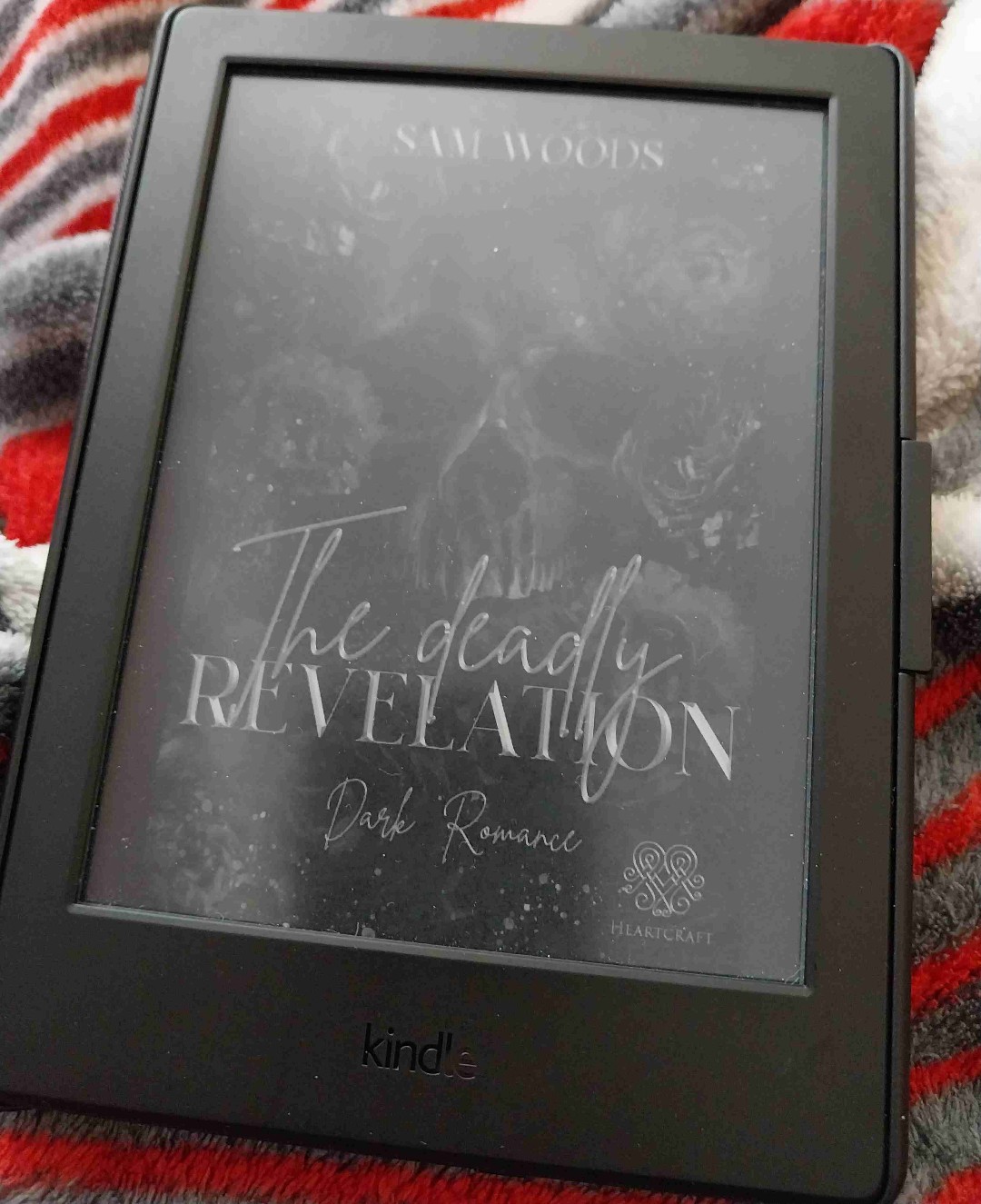 What the Hell? Was war das? Der letzte Teil der Trilogie von Sam Woods hat mich sowas von zerstört! An einem halben Tag durchgesuchtet! Puh, bin etwas sprachlos, sitze gerade sehr verloren auf dem Sofa und starre vor mich hin... ABSOLUTE LESEEMPFEHLUNG FÜR DARK ROMANCE LIEBHABER 🖤🖤🖤