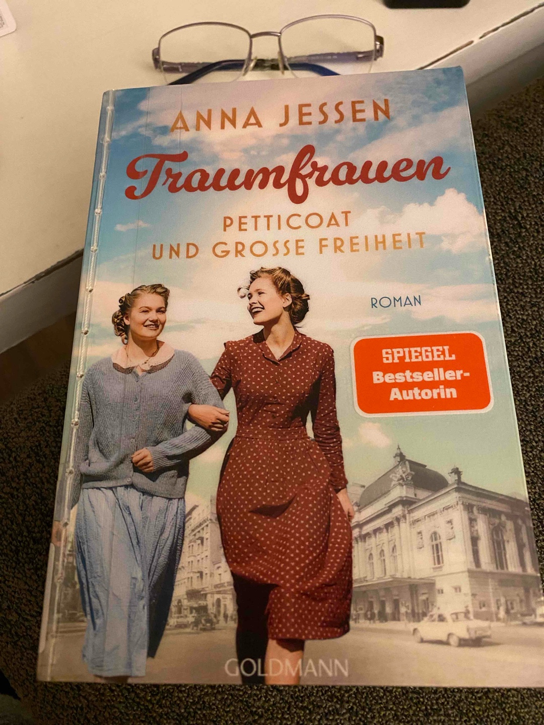 Tolle Zeitreise in die 50er Jahre. Anna Jessens Art zu schreiben - leicht, locker, mitreißend- hat mich dazu gebracht das Buch in einem Rutsch durchzulesen. Ich fühlte mich versetzt in die Zeit des Rock’n’Roll und der Petticoats, fühlte mit, mit den Protagonisten und habe immer noch Bill Haley im Ohr. Der zweite Teil liegt schon vor mir, also let‘s rock !