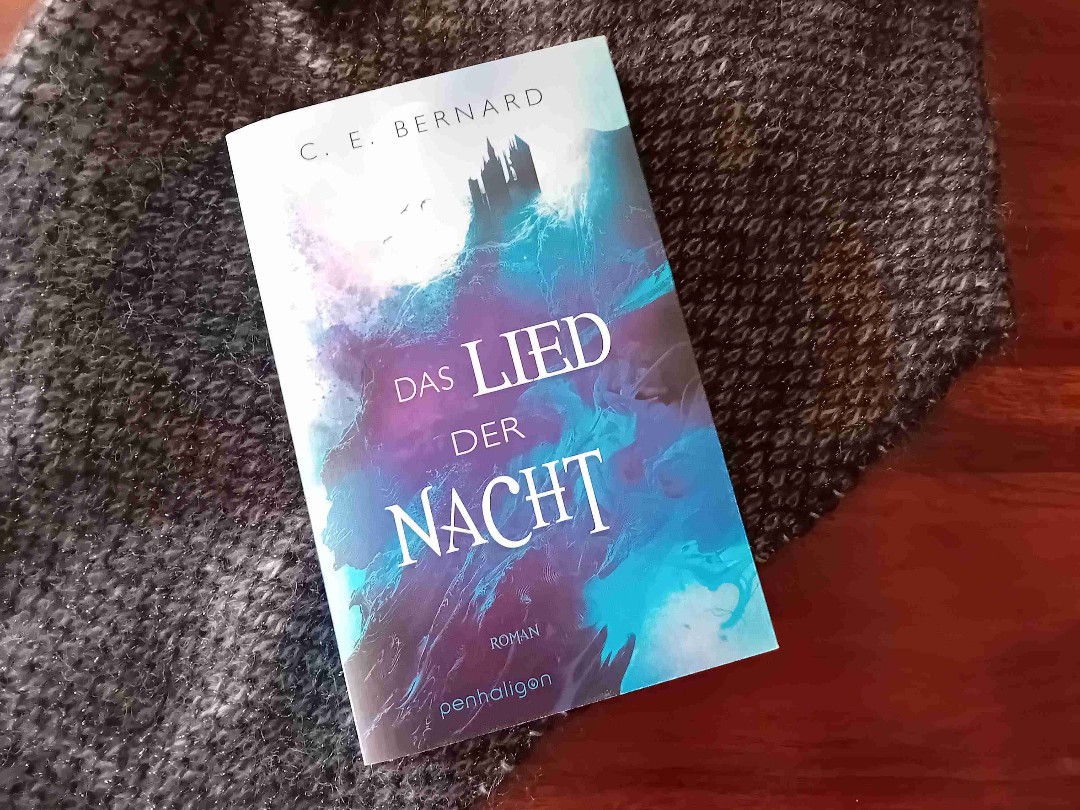 Gewisse Sogwirkung, poetisch anmutender Schreibstil, nicht wirklich überzeugende Charaktere