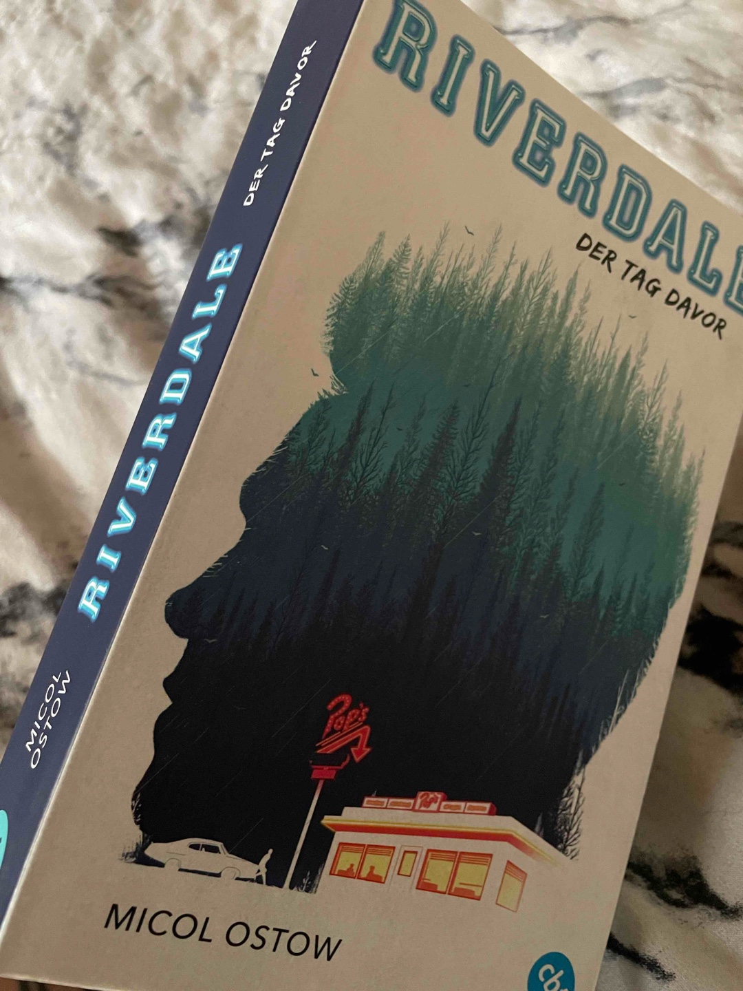 Wer die Serie geschaut hat, wird beim lesen merken das es ziemlich identisch ist.