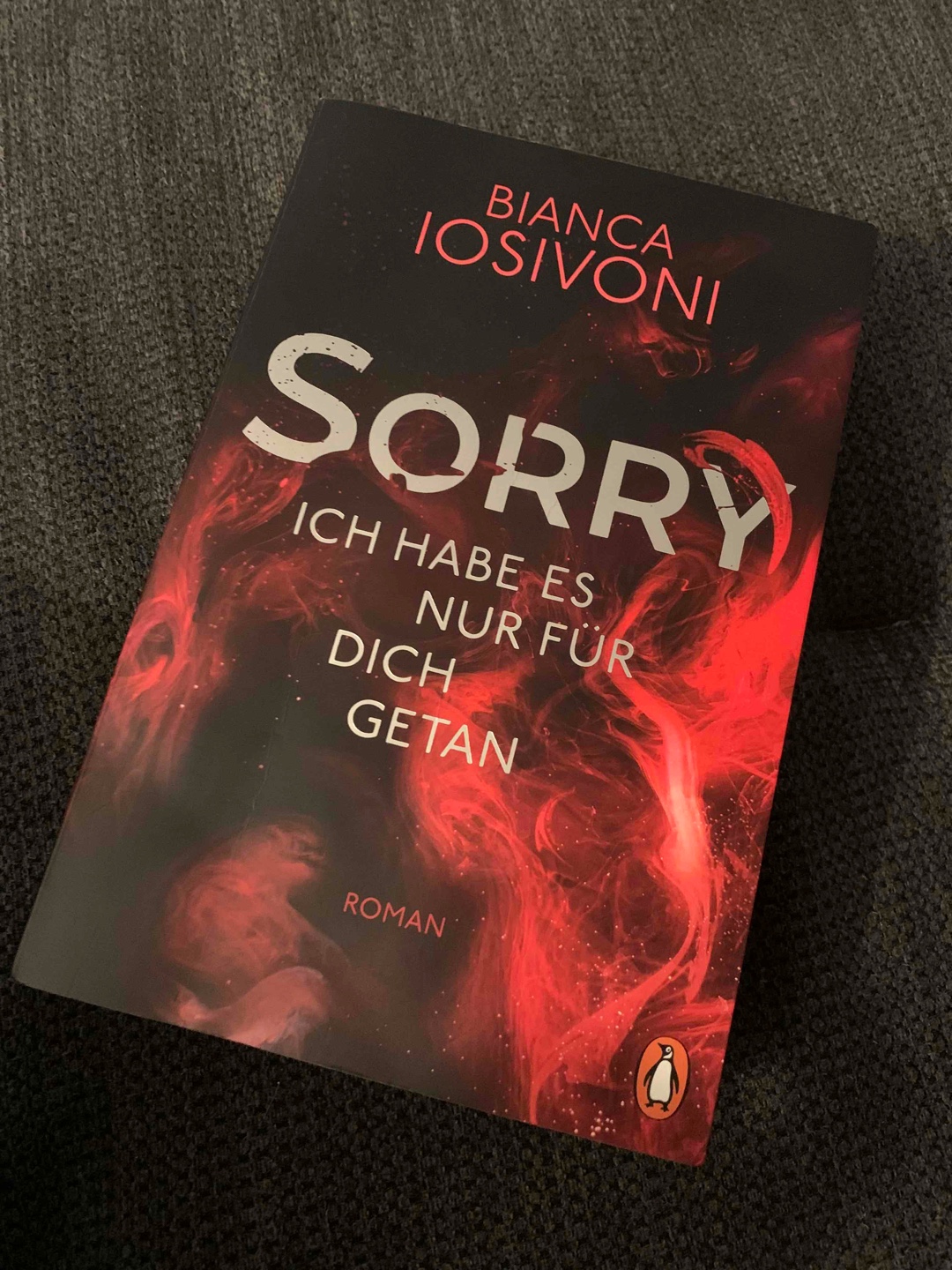Dieses Buch hat mich insbesondere auf den letzten Seiten fertig gemacht. Häusliche Gewalt und manipulative Beziehungen sind unglaublich wichtige Themen, welche Robyn in diesem Buch erleben musste. Die Spannung wurde gegen Ende immer mehr. Der Schlussteil war einfach krass!