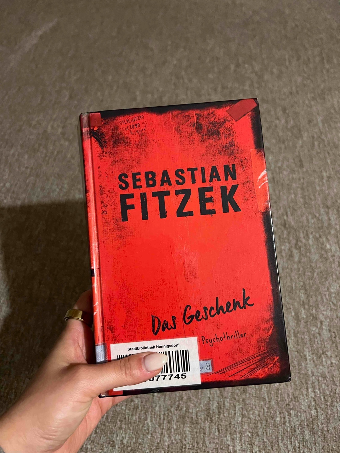 Mein erstes Buch von Fitzek und ich finde es Klasse. Der Schreibstil gefällt mir sehr gut, es liest sich einfach so schön flüssig. Die Geschichte ist sehr spannend gewesen. Ein wirklich gutes Buch.