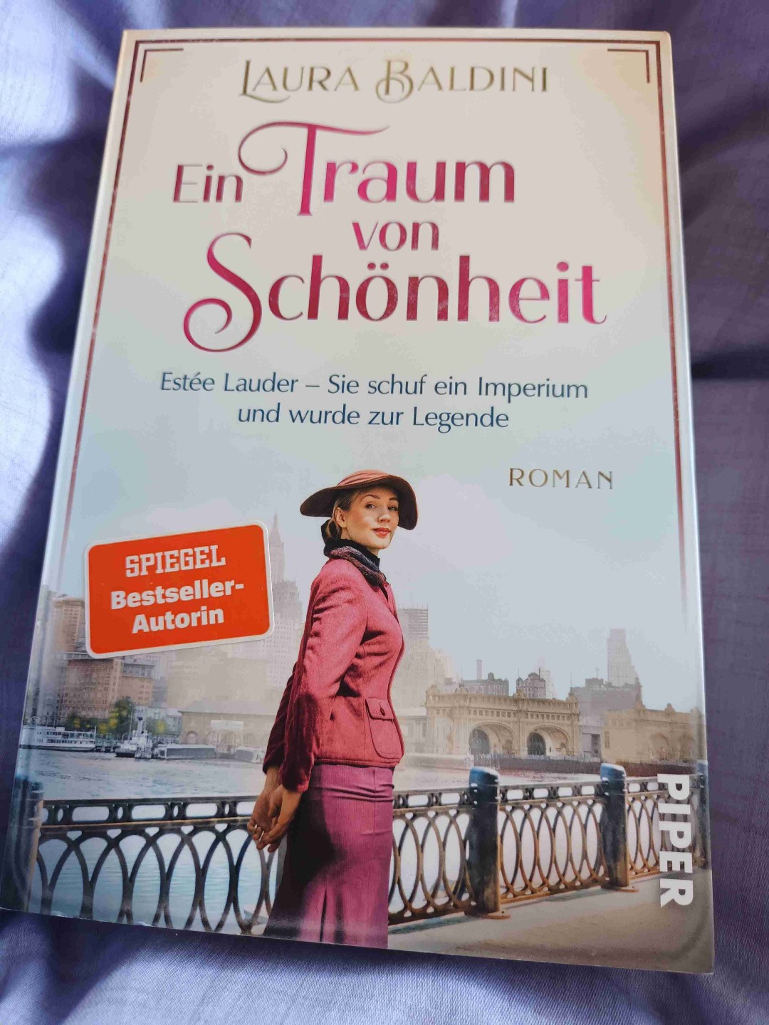 Ein wunderbarer biographischer Roman über die Anfangszeit von Estee Lauder. Super schön und flüssig geschrieben. Besonders beeindruckend, daß moderne Frauenbild und der Umgang bzw Definition von Schönheit. Eine starke Frau, die immer für ihren Traum gekämpft hat und in privaten dadurch einige Opfer gebracht hat. Leider bin ich mit der Protagonisten nicht ganz warm geworden.